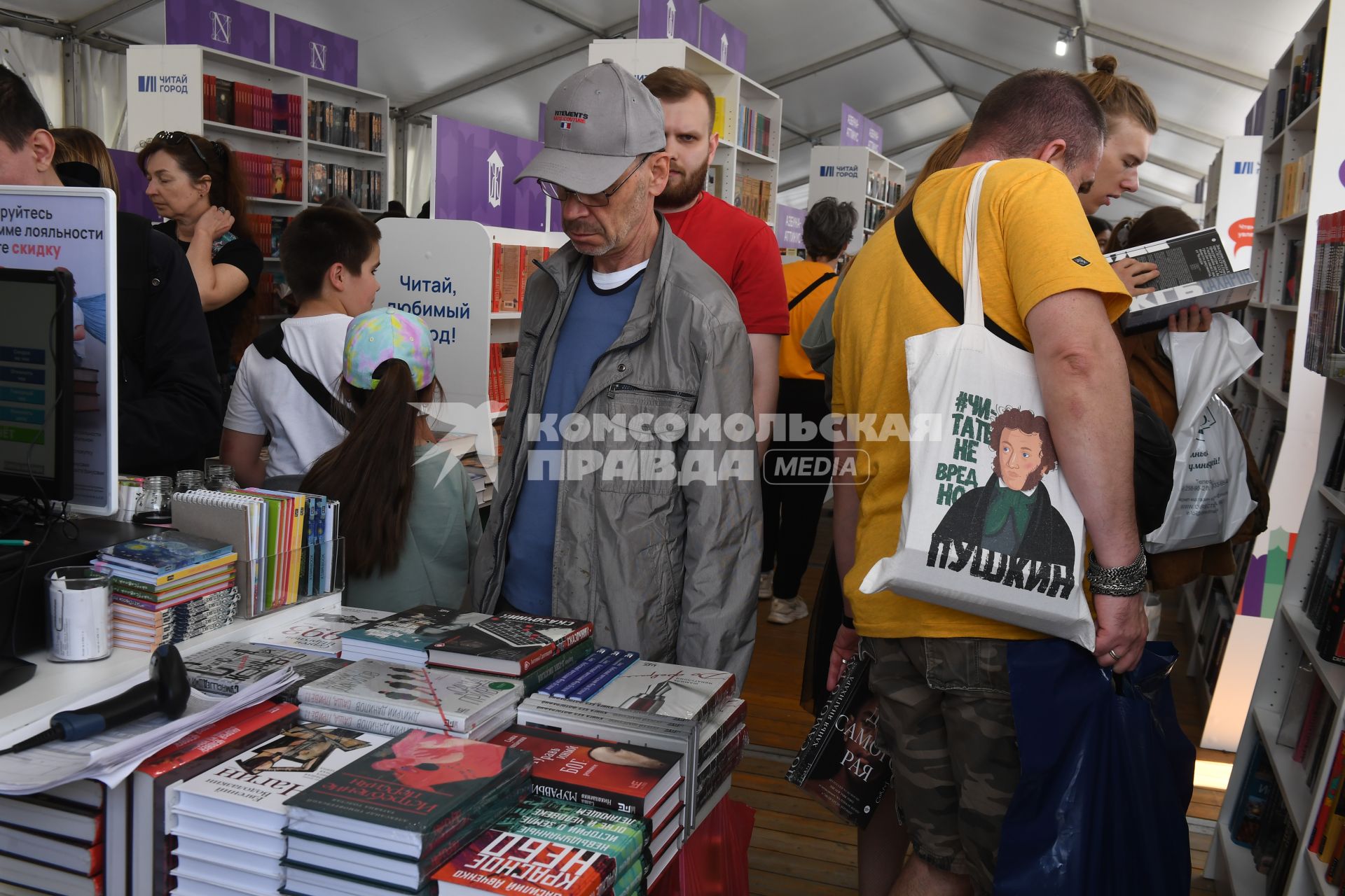 Москва. Посетители на IX ежегодном книжном фестивале `Красная площадь`.