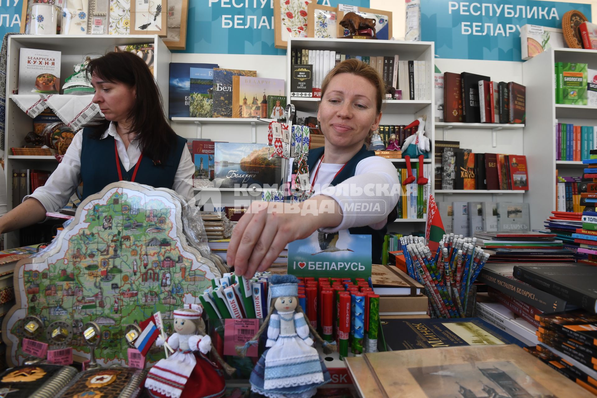 Москва. Стенд издателей из Республики Беларусь на IX ежегодном книжном фестивале `Красная площадь`.