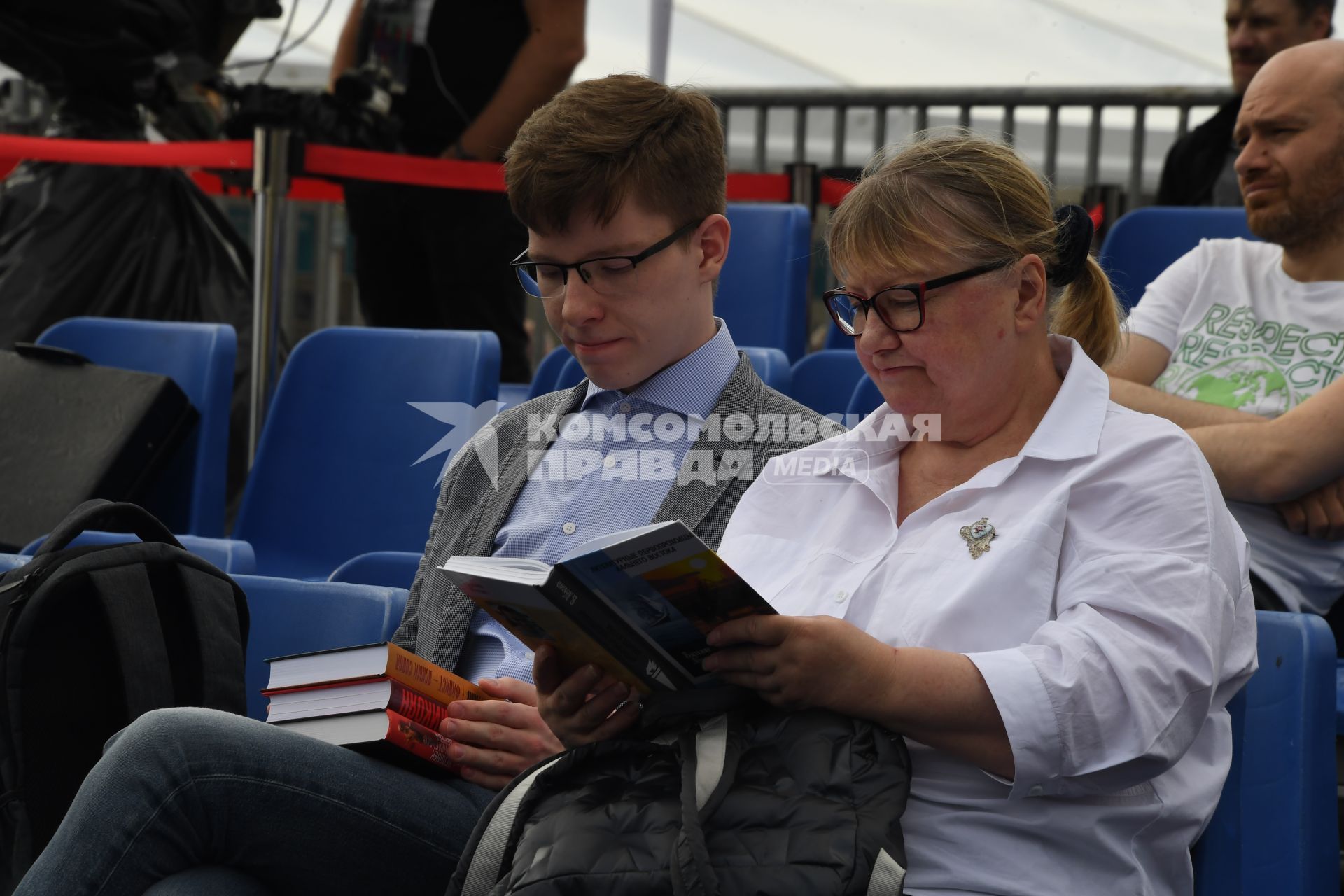 Москва. Посетители на IX ежегодном книжном фестивале `Красная площадь`.