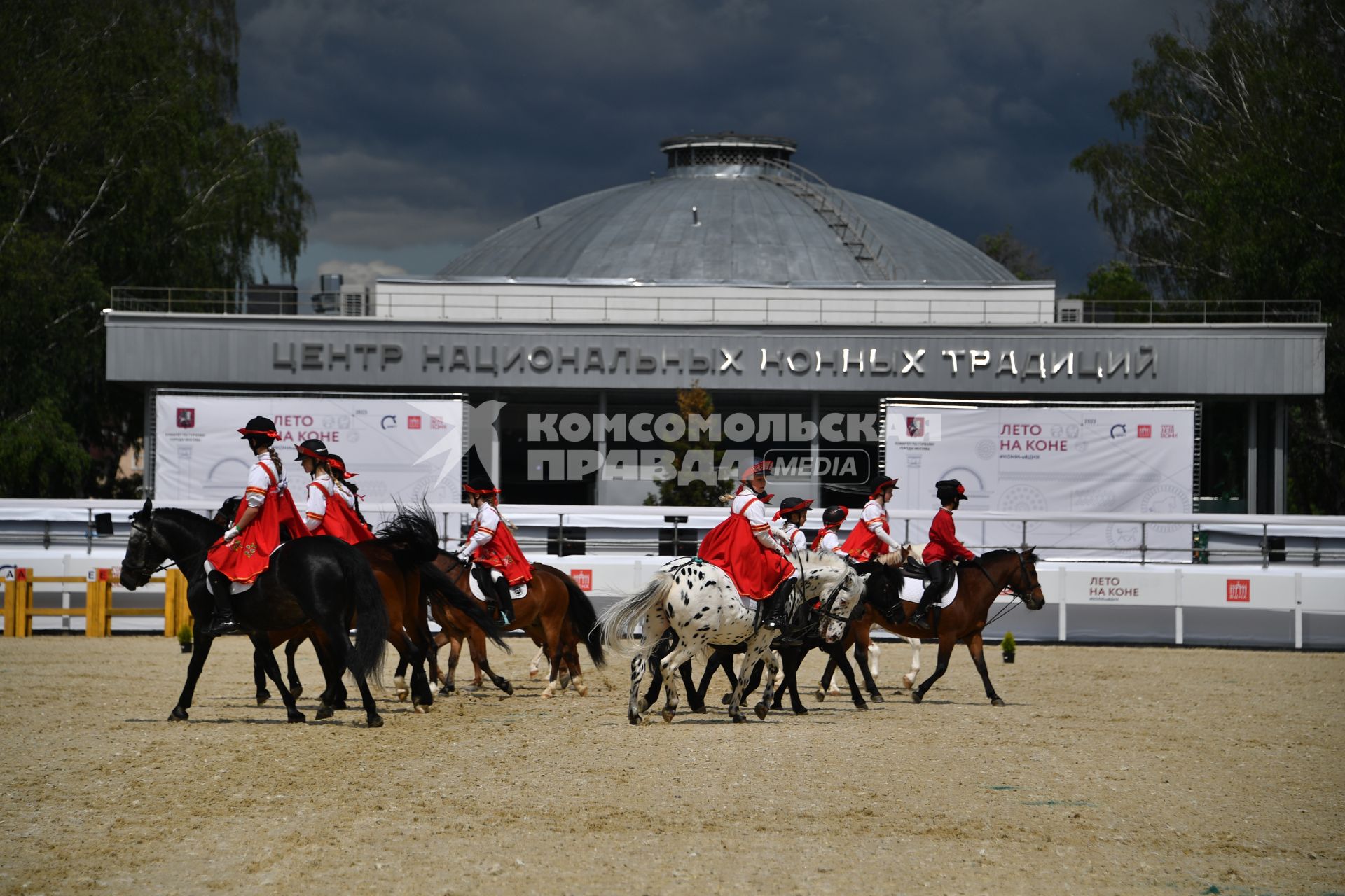 Москва.  Торжественное открытие сезона `Лето на коне`  в Центре национальных конных традиций  на ВДНХ.