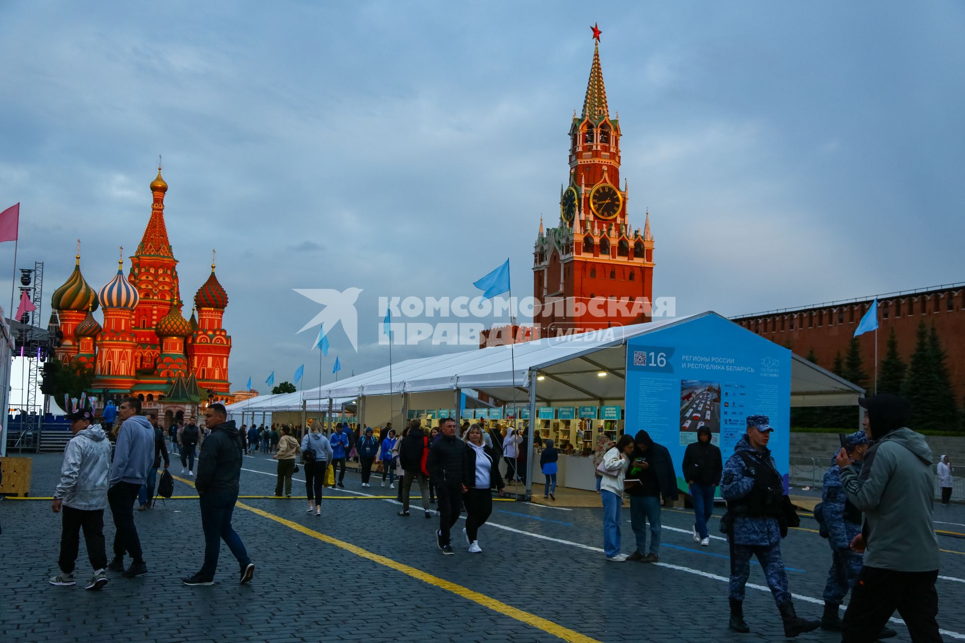 Москва. IX ежегодный книжный фестиваль `Красная площадь`.