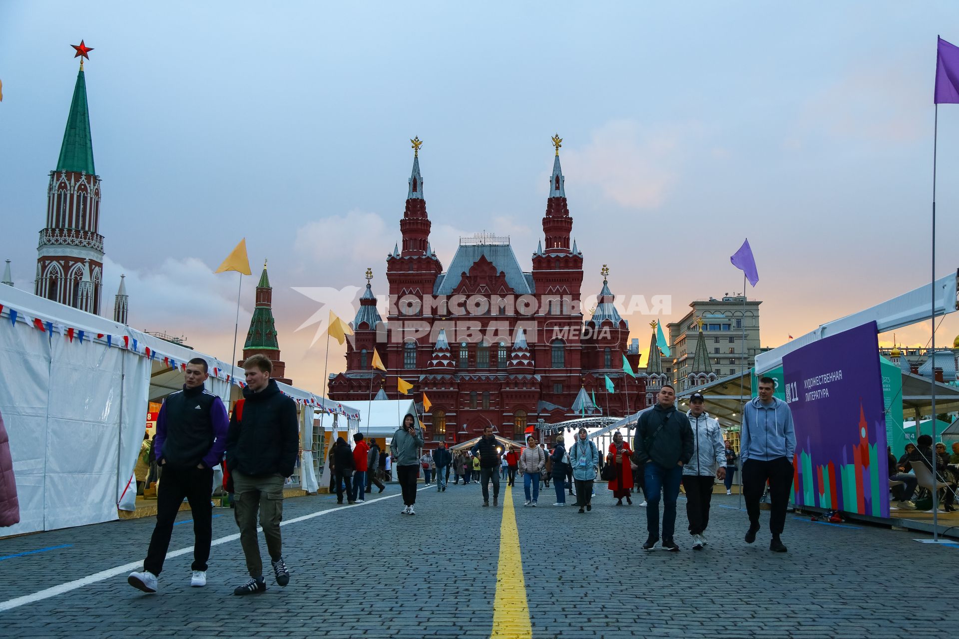 Москва. IX ежегодный книжный фестиваль `Красная площадь`.