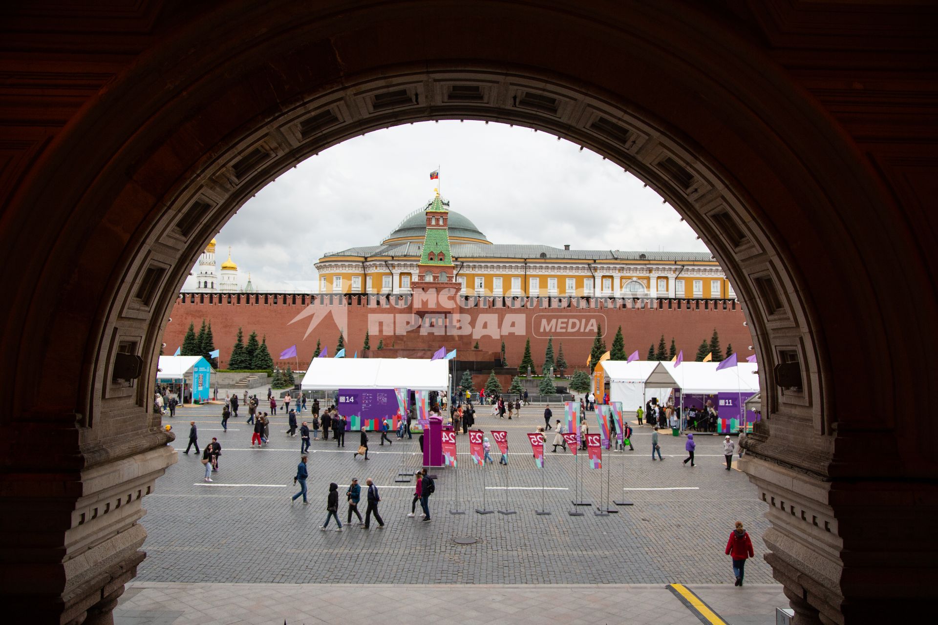 Москва. IX ежегодный книжный фестиваль `Красная площадь`.