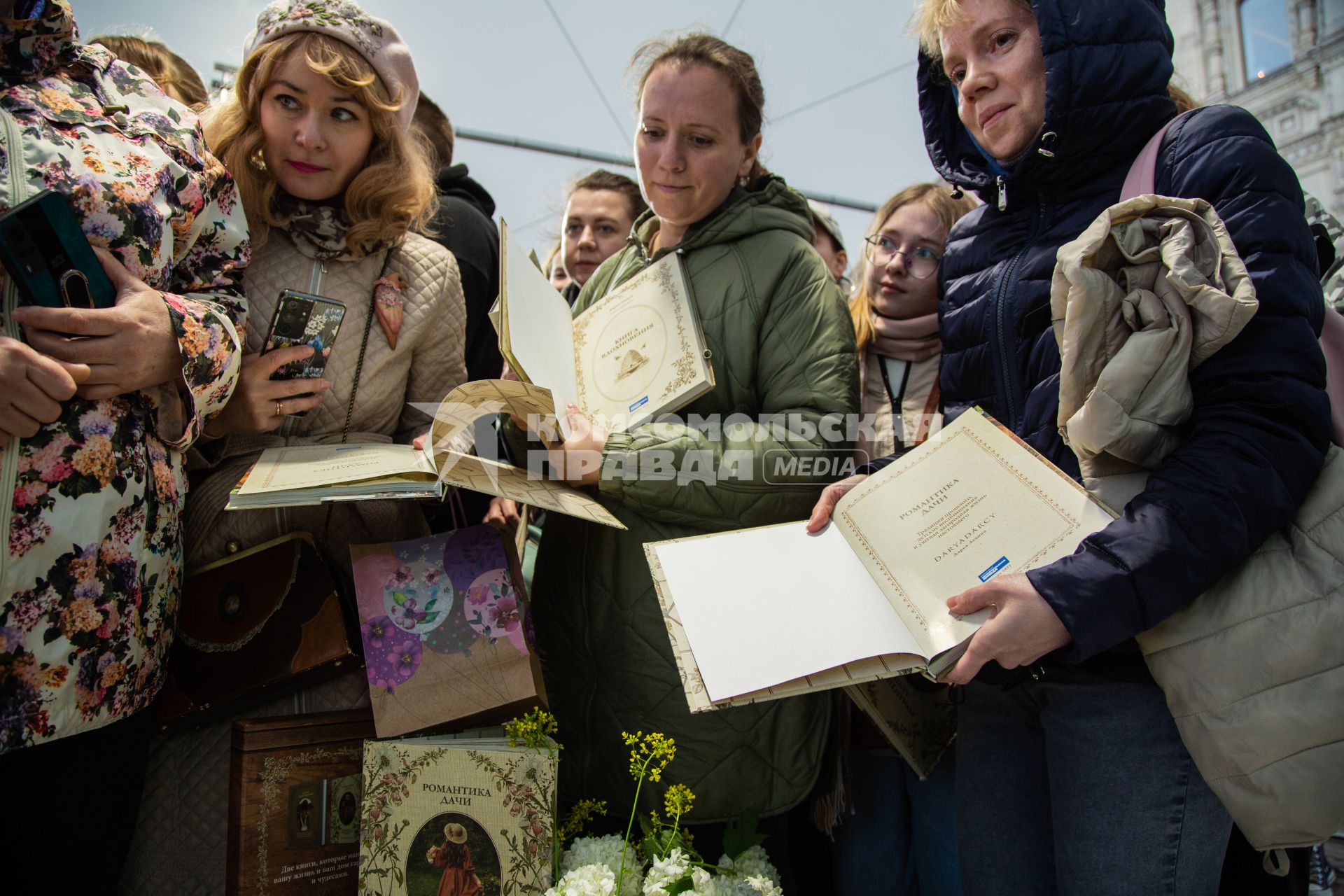 Москва. Женщины на презентации книги Дарьи Левиной `Романтика дачи`` Издательского дома `Комсомольская правда` на IX ежегодном книжном фестивале `Красная площадь`.