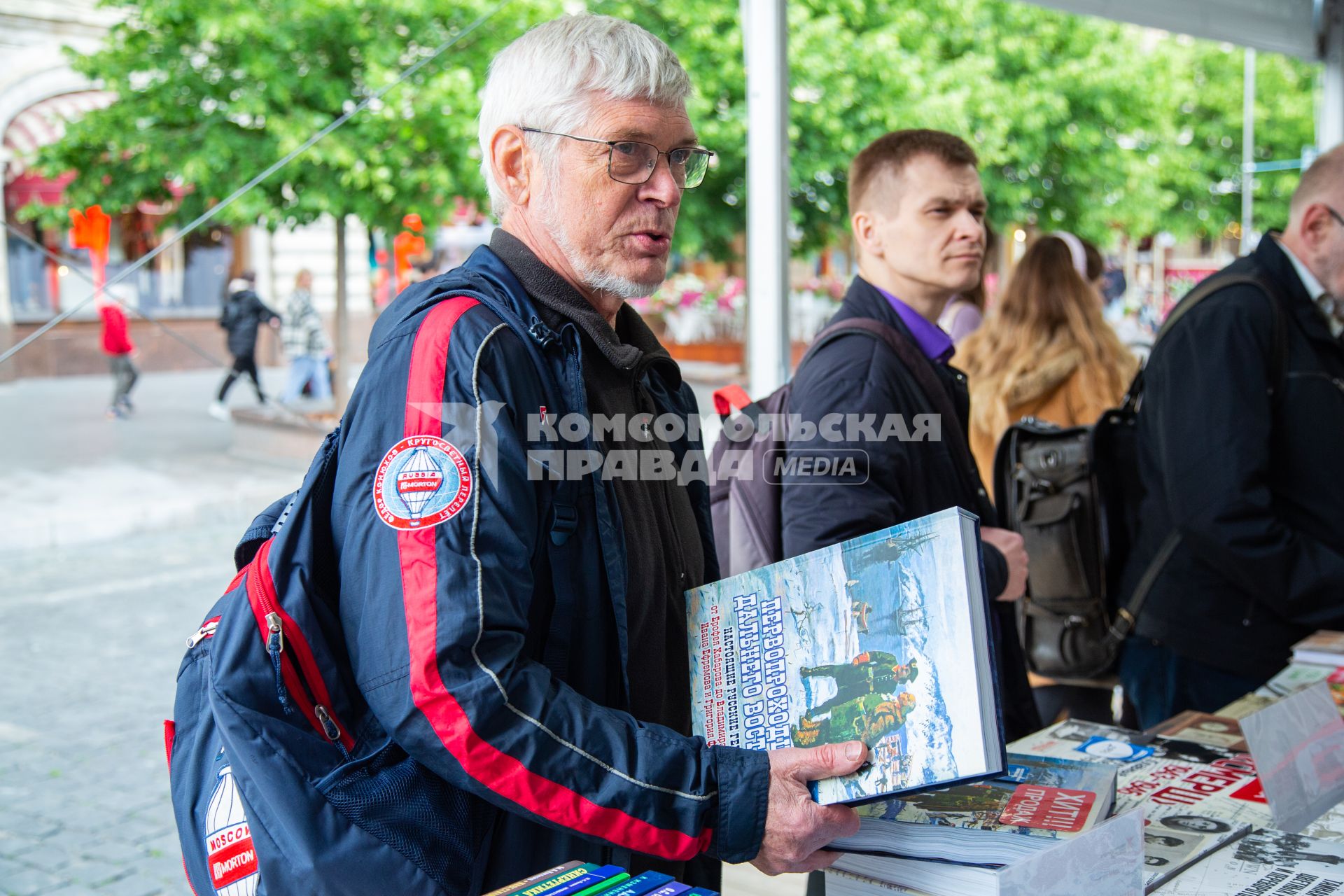 Москва. Презентация книги `Первопроходцы Дальнего Востока` `Издательского дома `Комсомольская правда` (ИД КП)на IX ежегодном книжном фестивале `Красная площадь`.