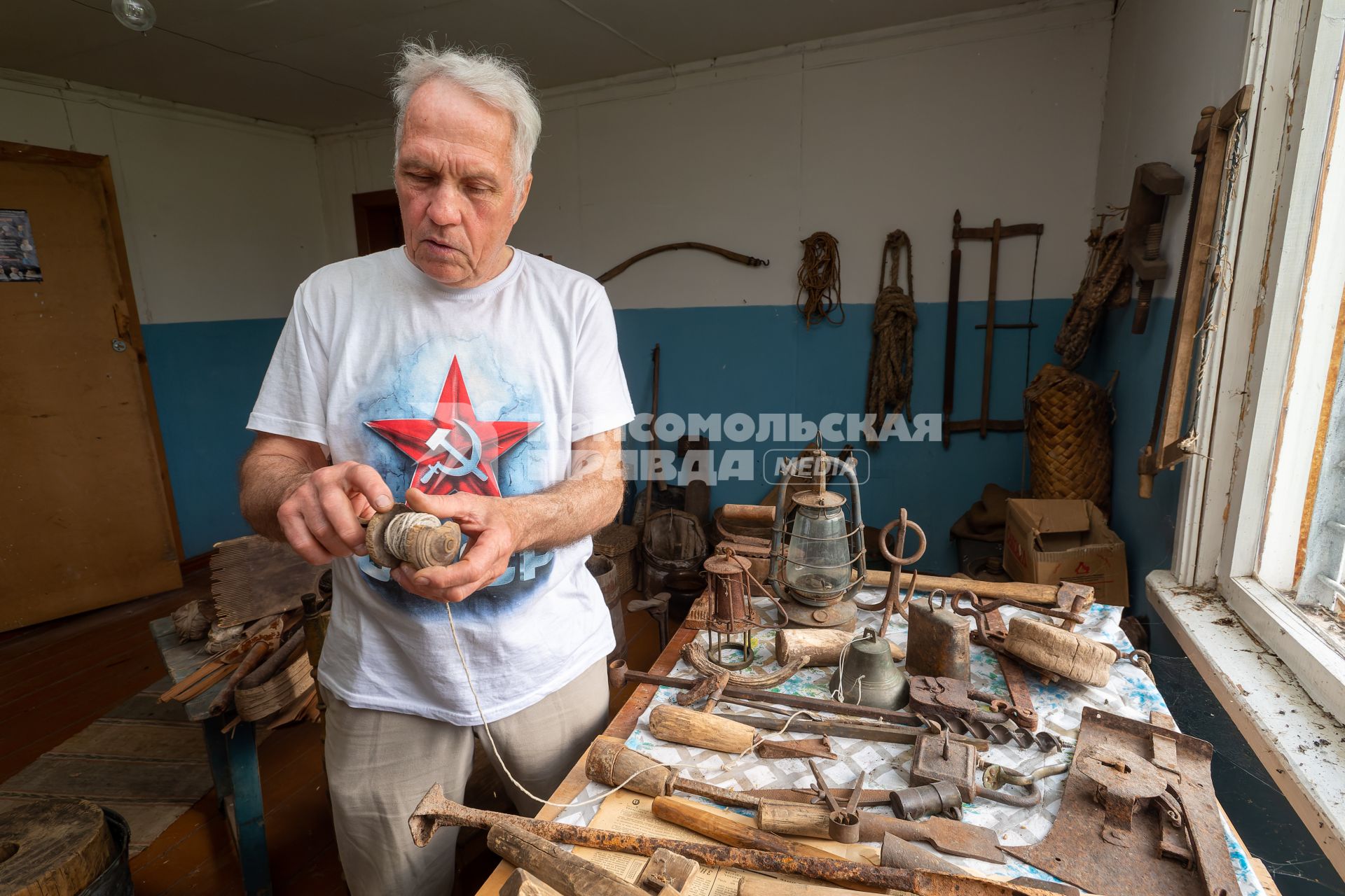 Кировская область. Деревня Безденежные.  Астроном Виктор Одинцов  в своей обсерватории.