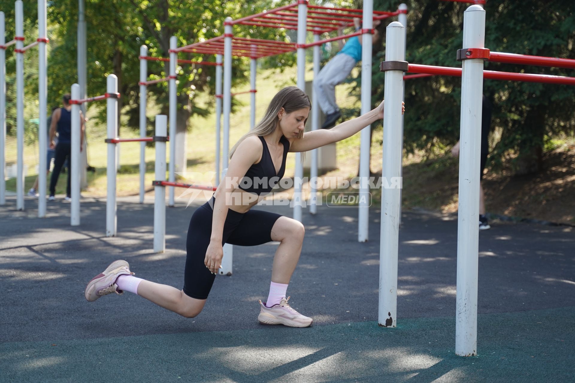 Самара. Девушка занимается фитнесом на спортивной площадке.