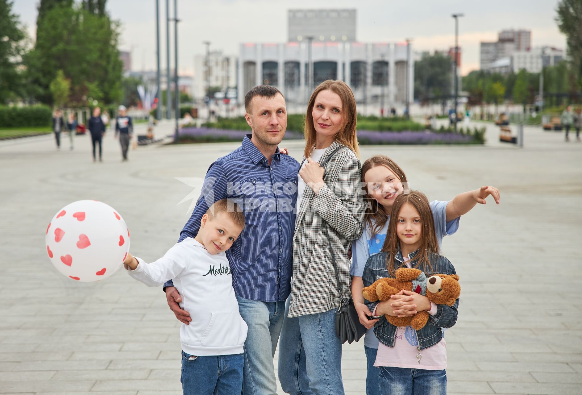 Пермь. Семья на прогулке в городе.