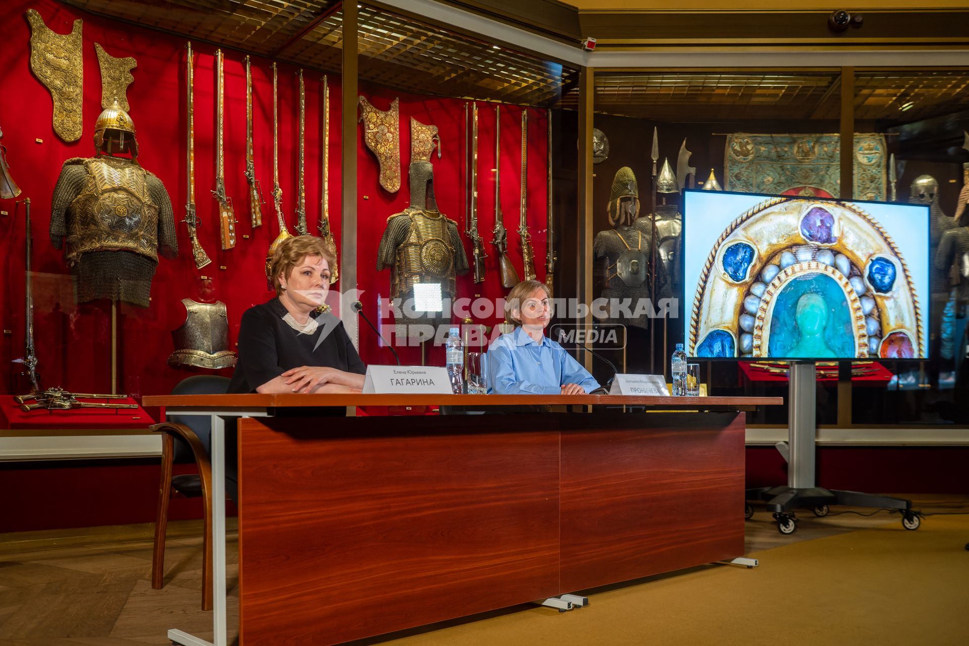 Москва. Гендиректор Музеев Кремля Елена Гагарина и глава Владимиро-Суздальского музея-заповедника Екатерина Проничева представили совместный проект, посвященный тысячелетию со дня основания Суздаля `Русский феникс : Суздальская земля`.