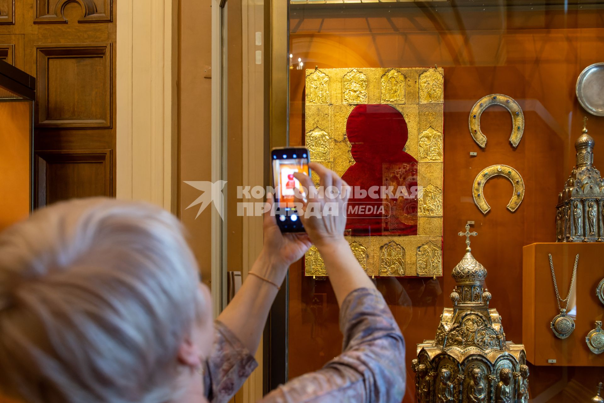 Москва. Посетители на выставке `Русский Феникс: Суздальская земля`, открывшейся к 1000-летию основания Суздаля, в Оружейной палате Кремля.