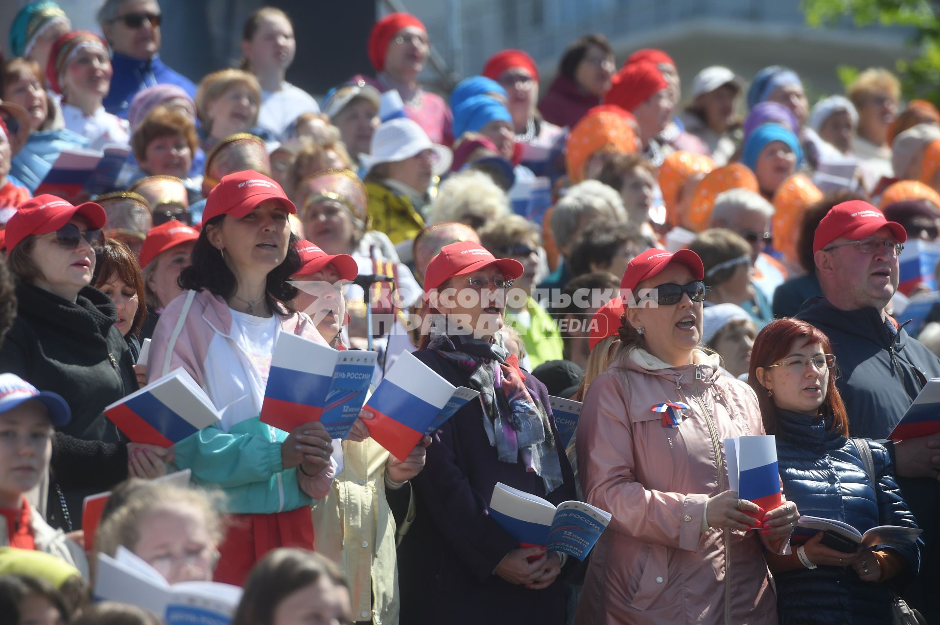 Екатеринбург. Участники сводного, тысячеголосого хора, во время празднования Дня России в историческом сквере