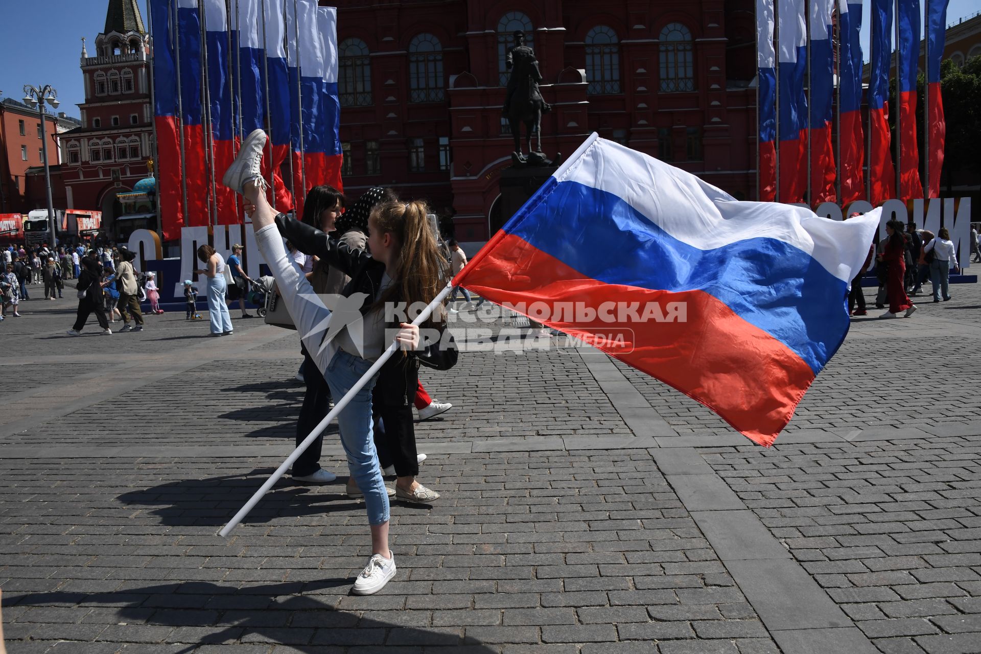 Москва.  Девочка с флагом на Манежной площади  в День празднования Дня России.