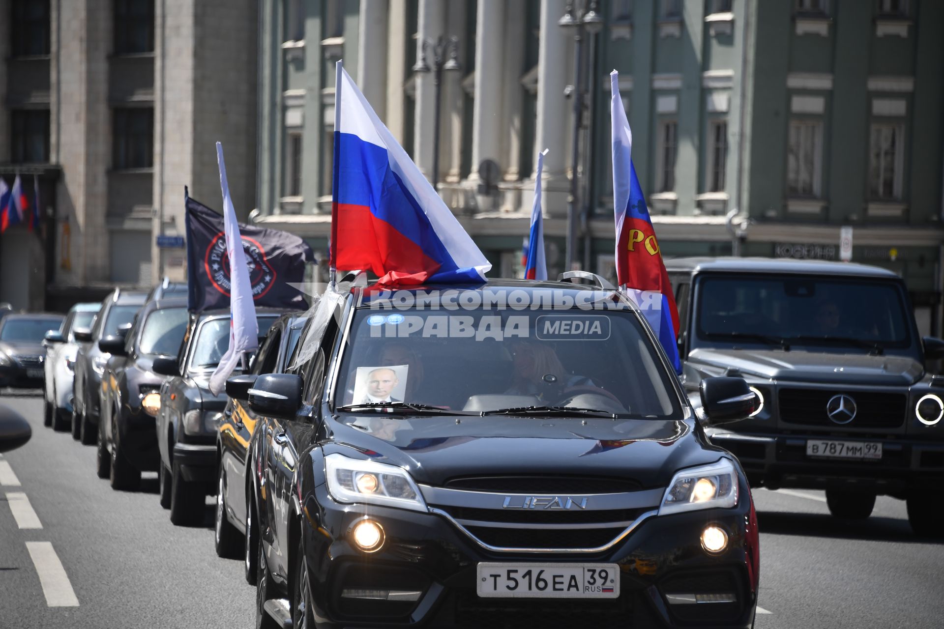 Москва. Колонна машин с  флагами России у здания Государственной Думы РФ  в день празднования Дня России.
