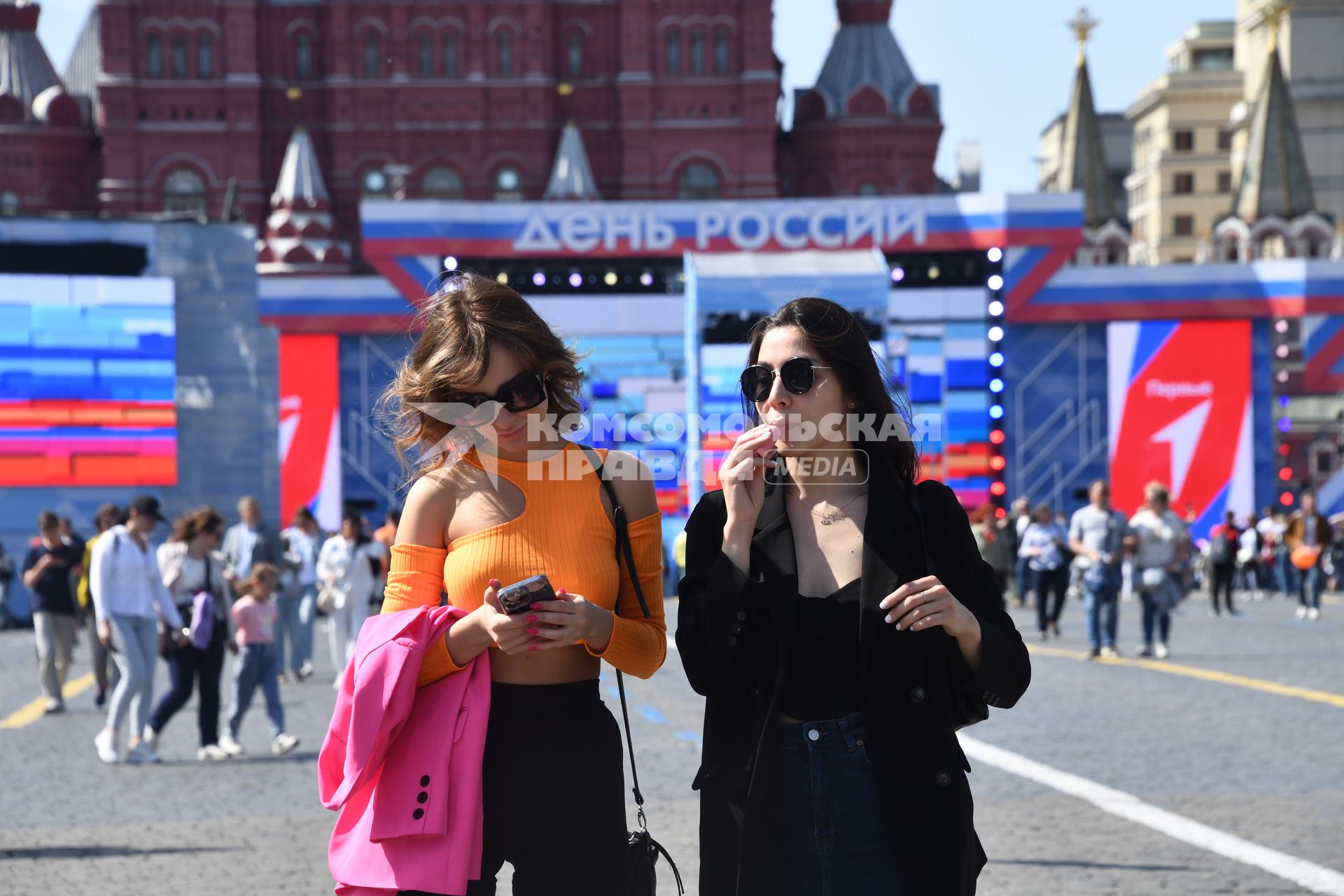 Москва. Прохожие на Красной площади в День празднования Дня России.