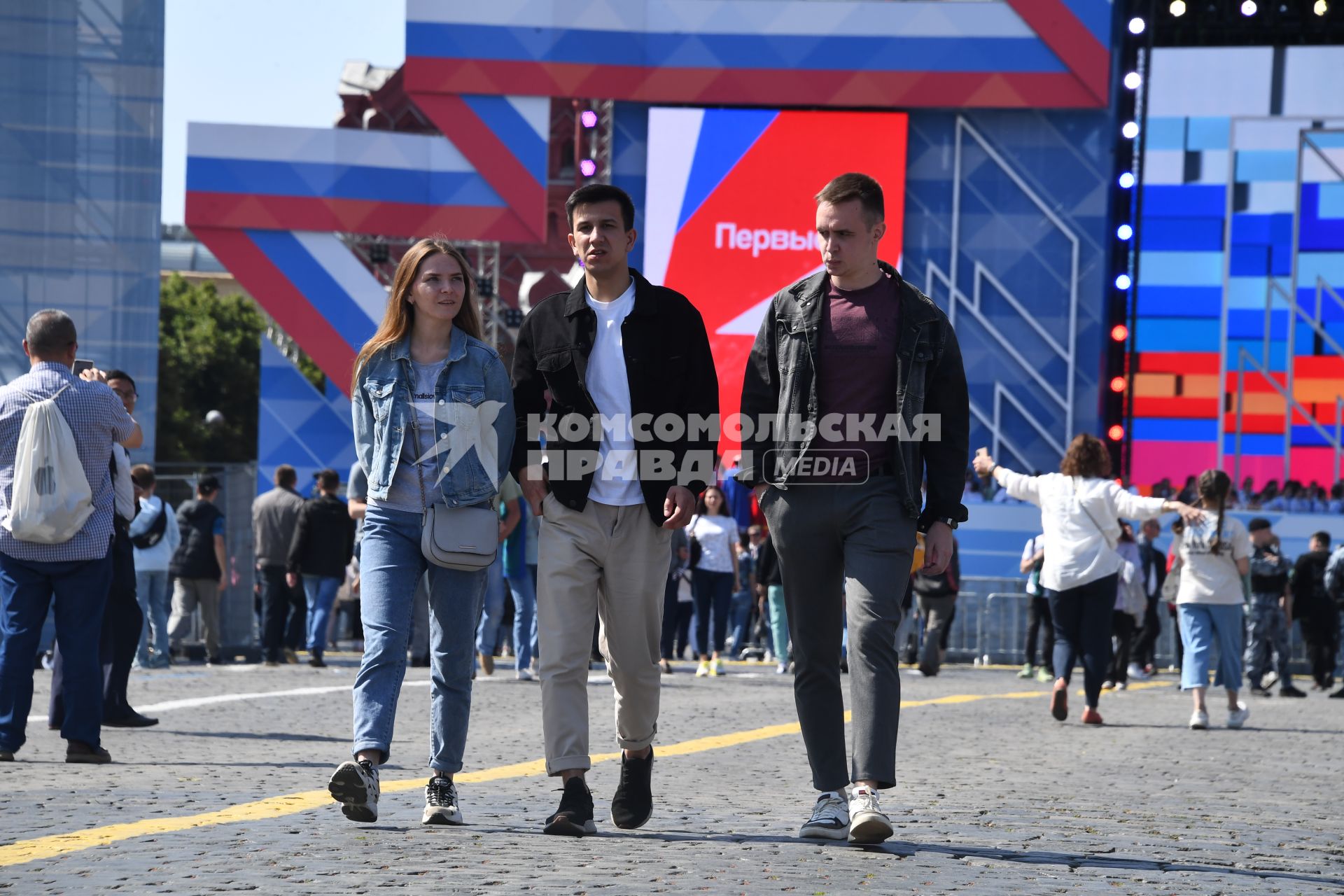 Москва. Прохожие на Красной площади в День празднования Дня России.