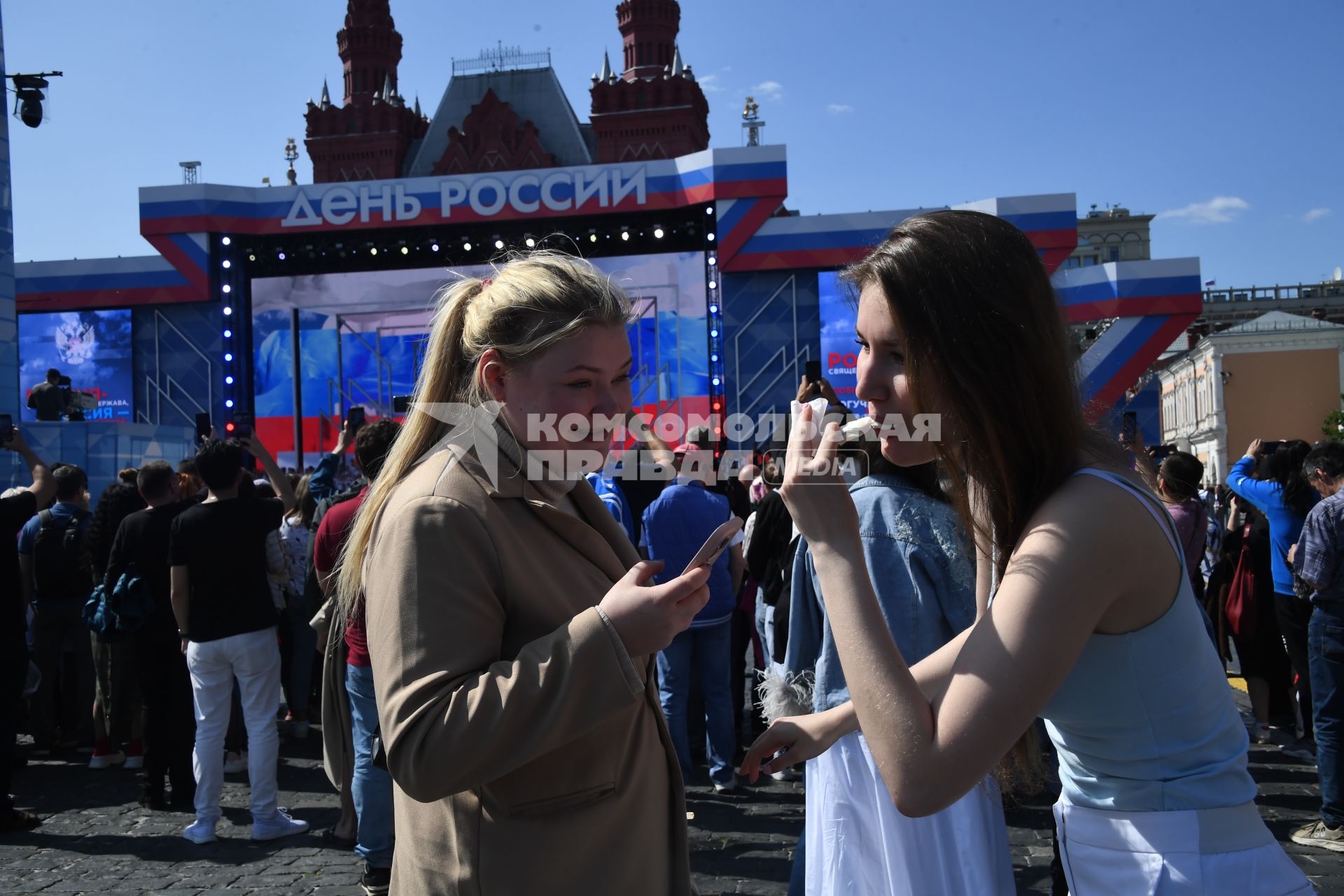 Москва. Прохожие на Красной площади в День празднования Дня России.