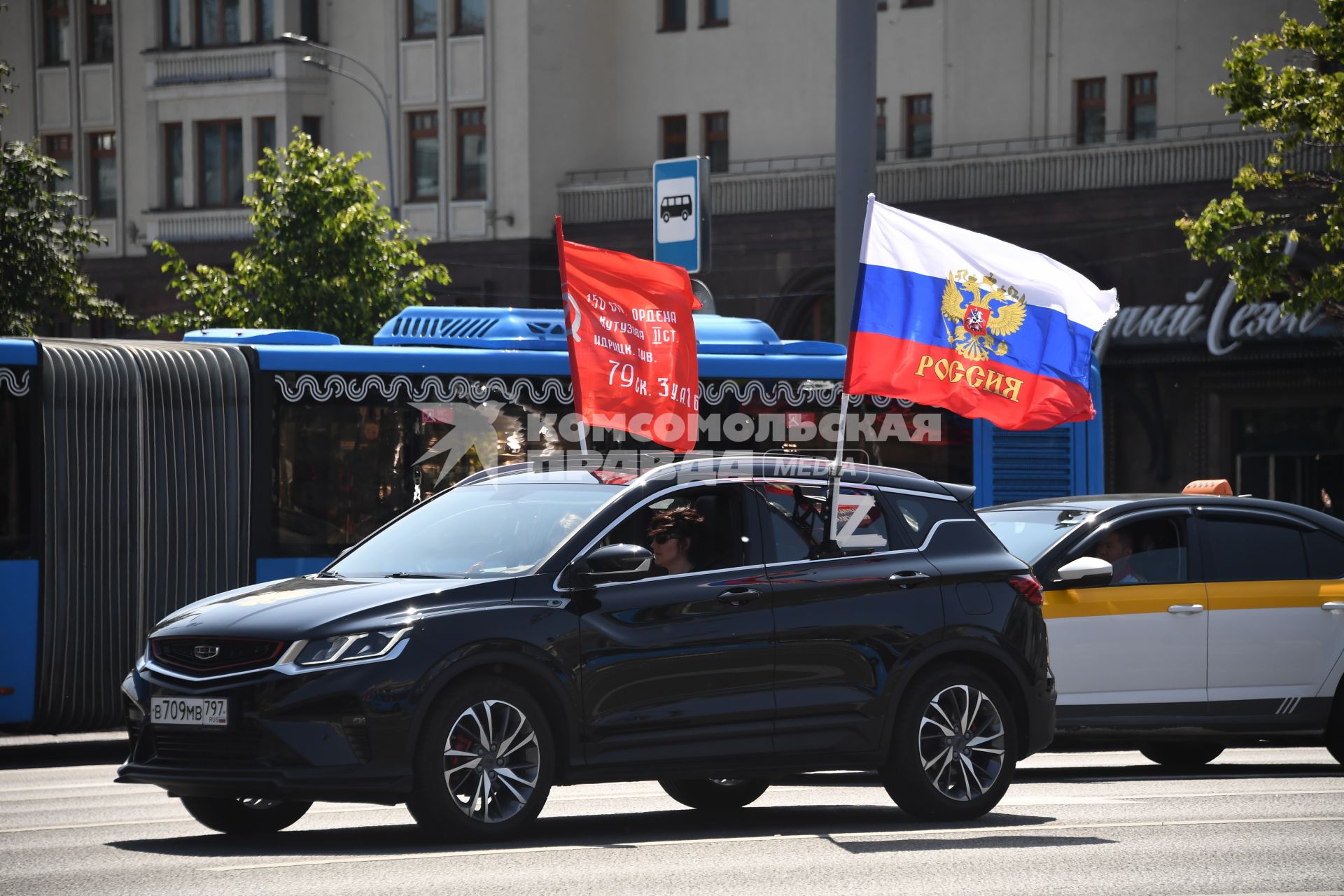 Москва.  Машина с флагом России.