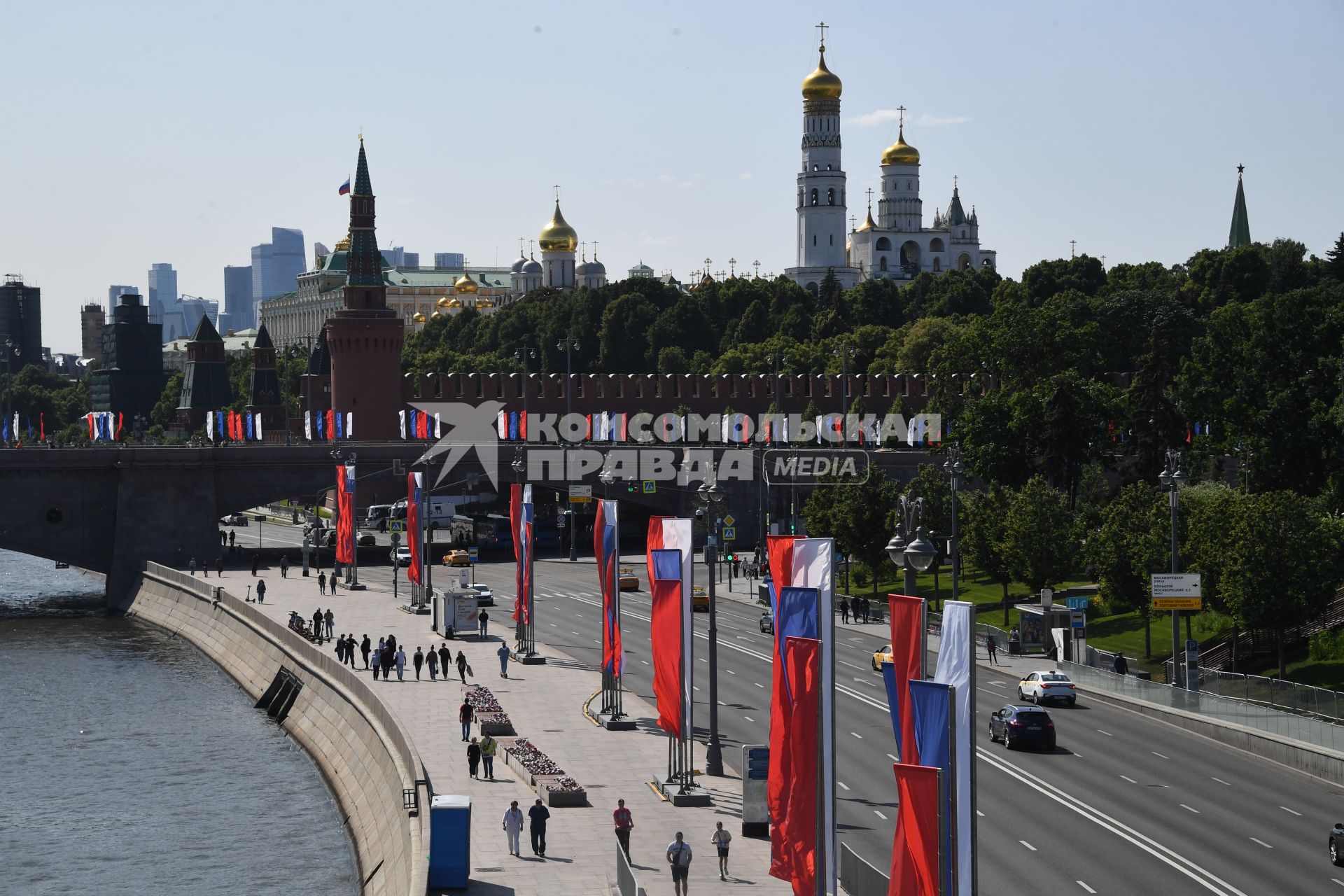 Москва.  Вид на Кремлевскую набережную в День празднования Дня России.