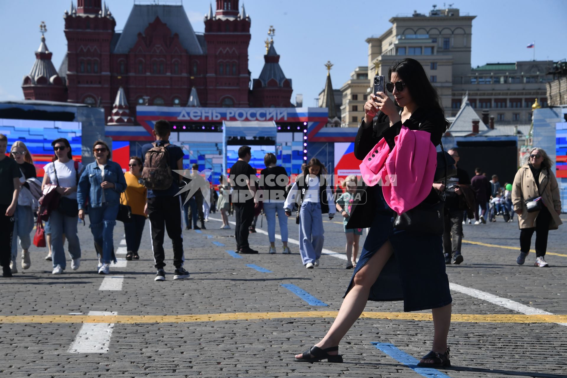 Москва. Прохожие на Красной площади в День празднования Дня России.