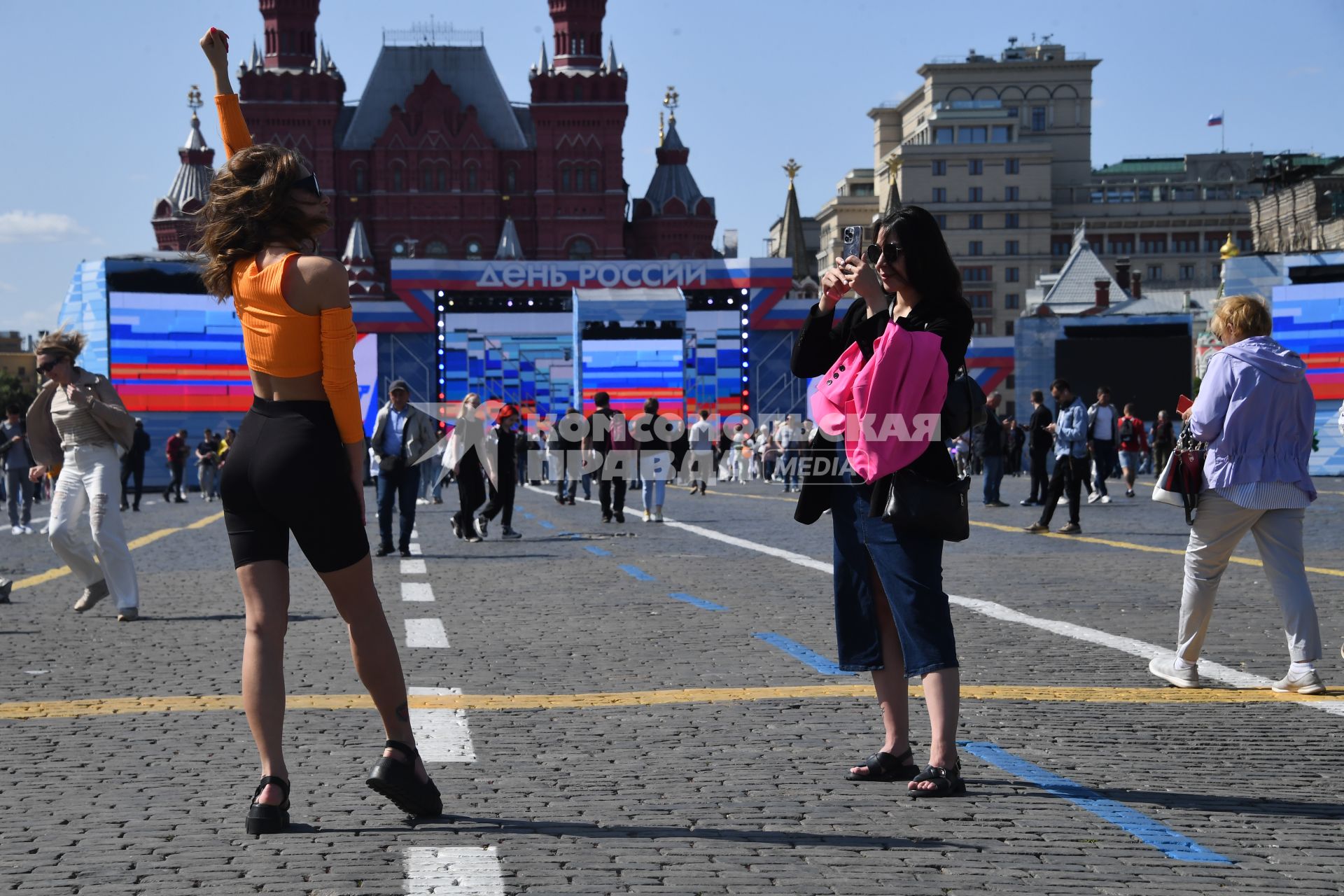 Москва. Прохожие на Красной площади в День празднования Дня России.