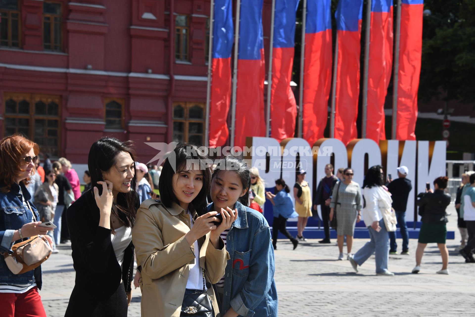 Москва.  Туристы на Манежной площади  в День празднования Дня России.