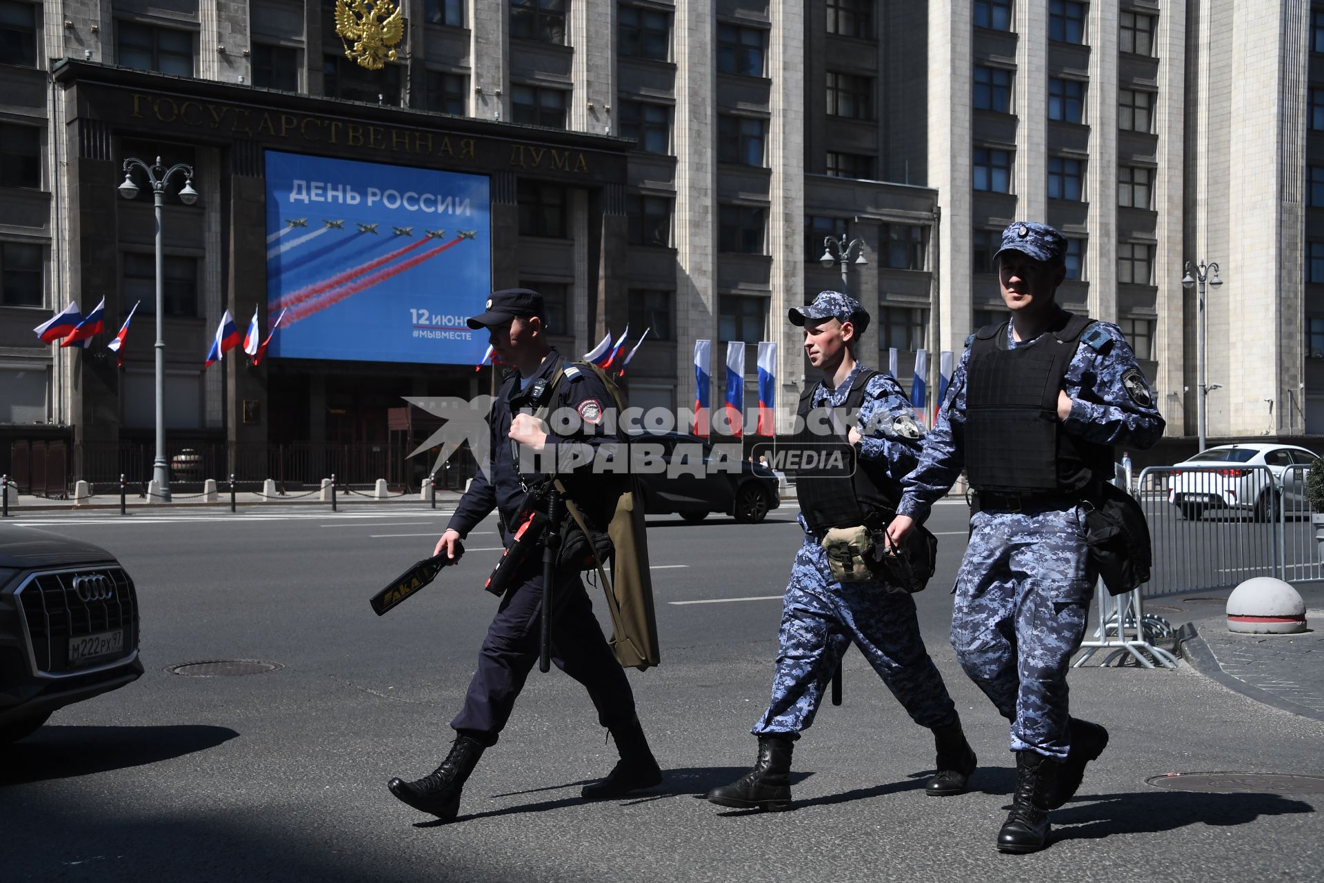 Москва.  Сотрудники полиции у здания Государственной Думы РФ в день празднования Дня России.