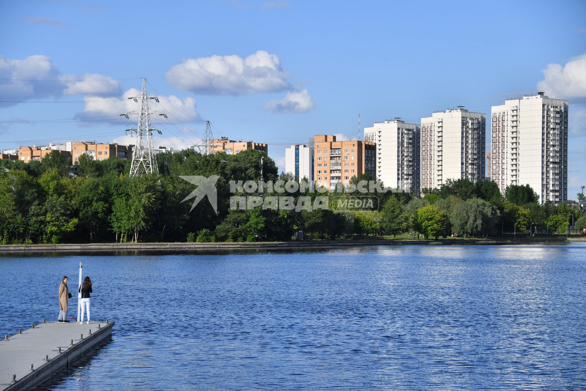 Москва.  Посетители  на открытии новой пляжной зоны Dream Beach Club на `Острове Мечты`.