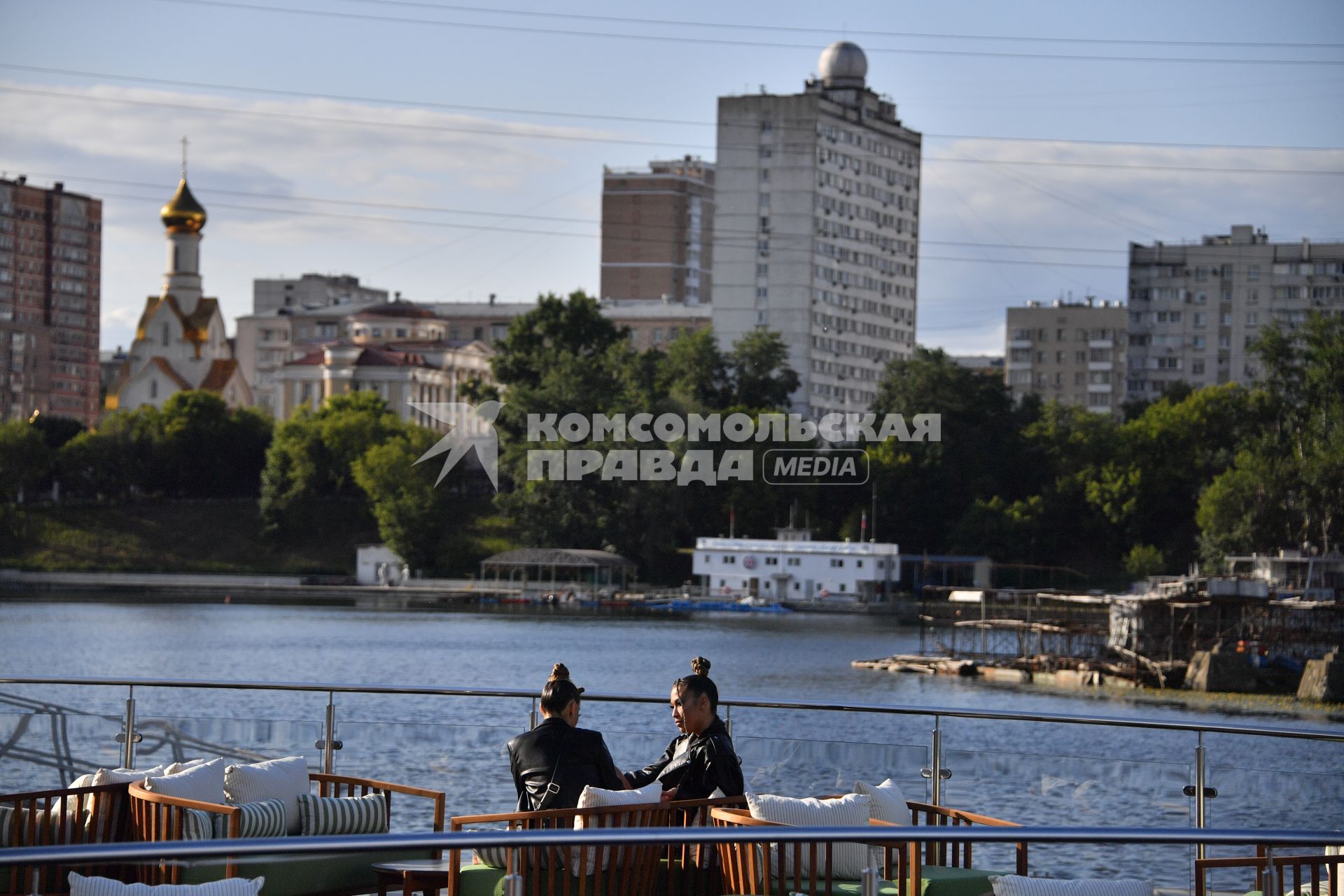 Москва.  Посетители  на открытии новой пляжной зоны Dream Beach Club на `Острове Мечты`.