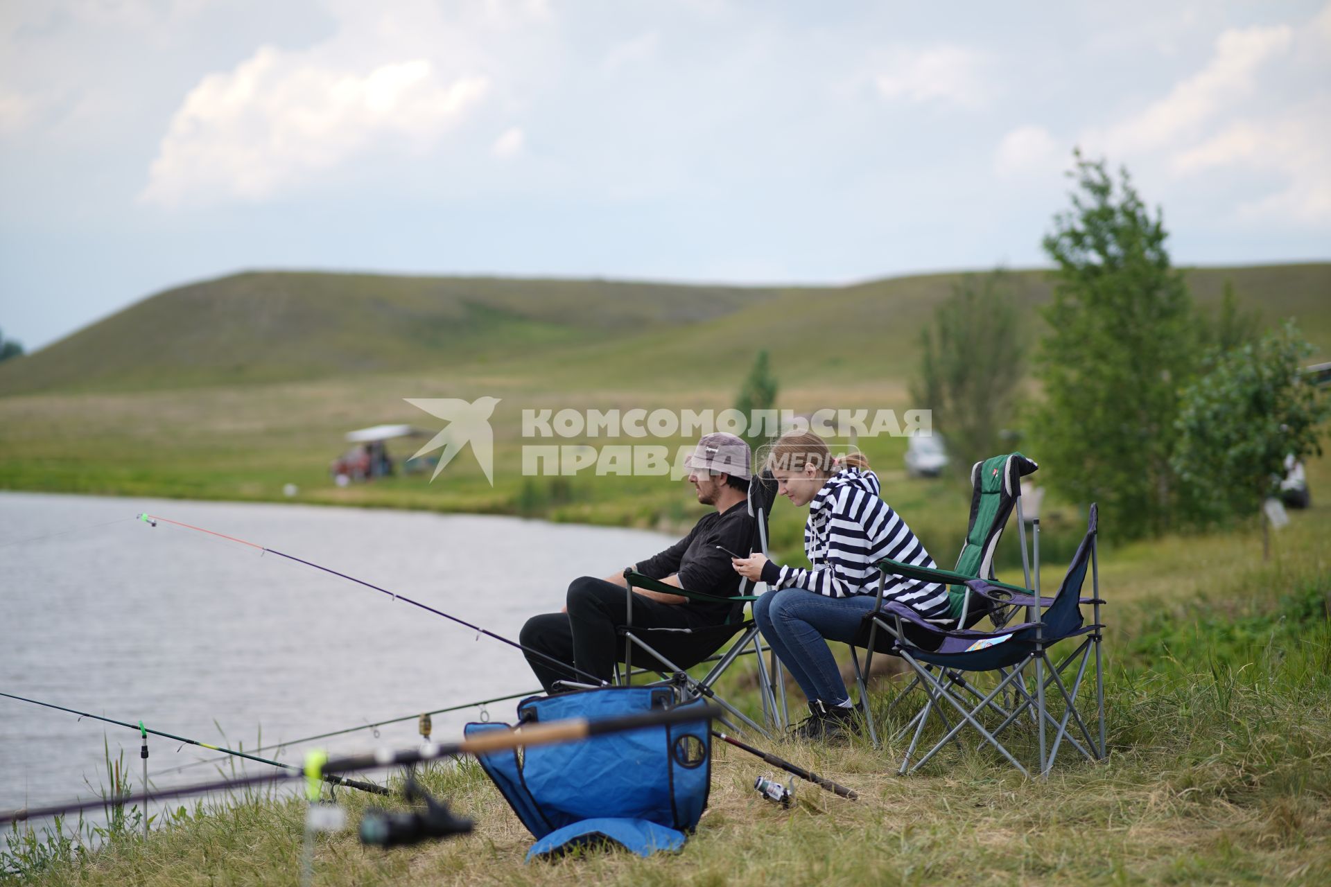 Самарская область. Мужчина и женщина рыбачат на речке.