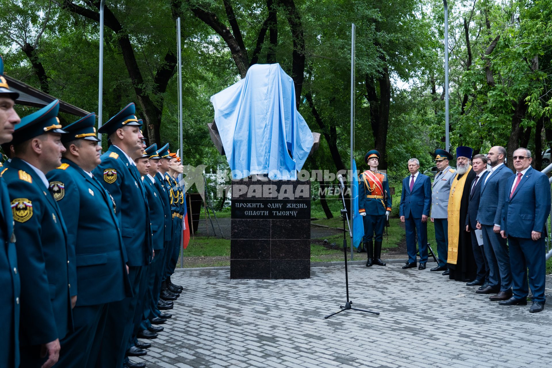 Владивосток. Мэр Владивостока Константин Шестаков (второй справа) и протоиерей Игорь Талько во время торжественного открытия памятника пожарным в сквере `Пожарных и спасателей`.