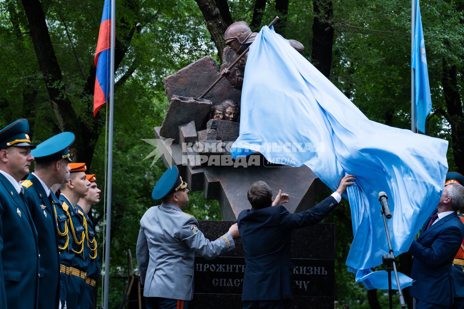 Владивосток. Торжественное открытие памятника пожарным в сквере `Пожарных и спасателей`.