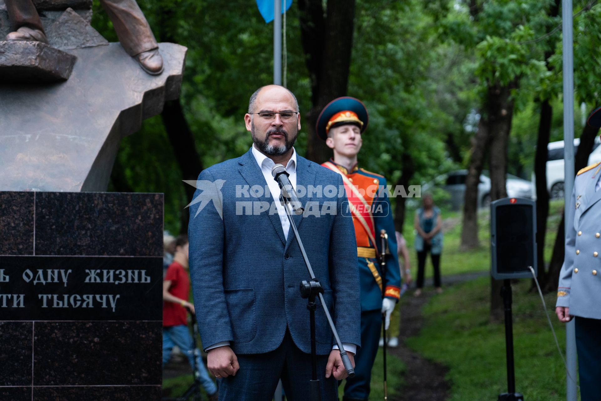 Владивосток. Мэр Владивостока Константин Шестаков во время торжественного открытия памятника пожарным в сквере `Пожарных и спасателей`.