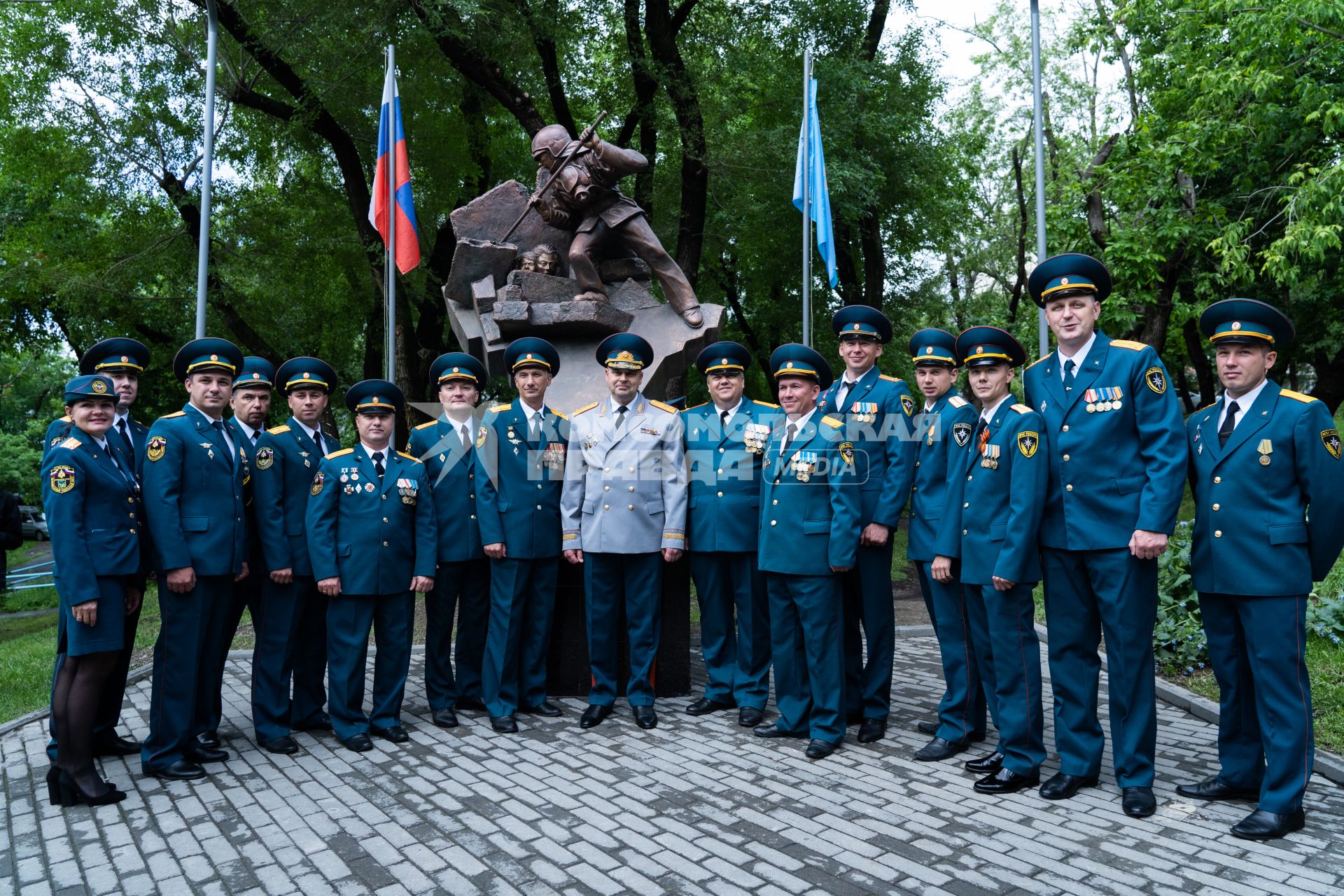 Владивосток. Начальник Главного управления МЧС России по Приморскому краю Роман Чурсин (в центре) во время торжественного открытия памятника пожарным в сквере `Пожарных и спасателей`.