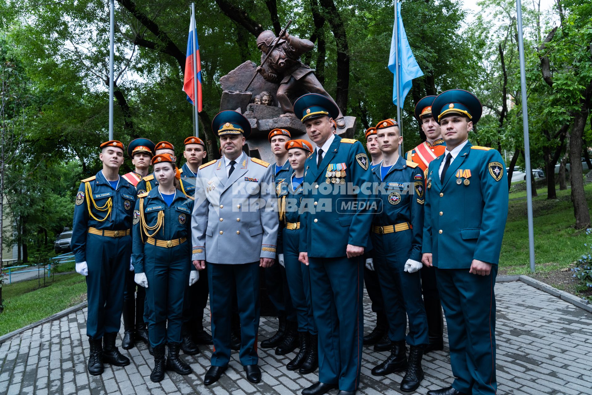 Владивосток. Начальник Главного управления МЧС России по Приморскому краю Роман Чурсин (в центре) во время торжественного открытия памятника пожарным в сквере `Пожарных и спасателей`.