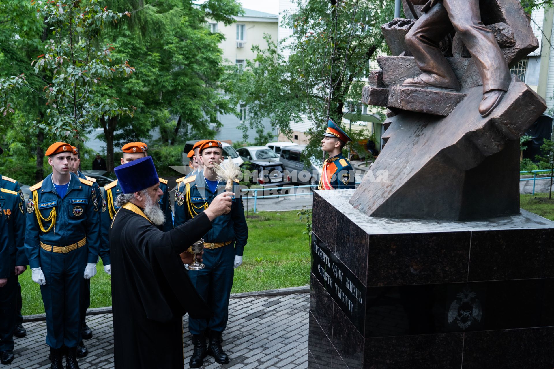 Владивосток. Протоиерей Игорь Талько во время торжественного открытия памятника пожарным в сквере `Пожарных и спасателей`.