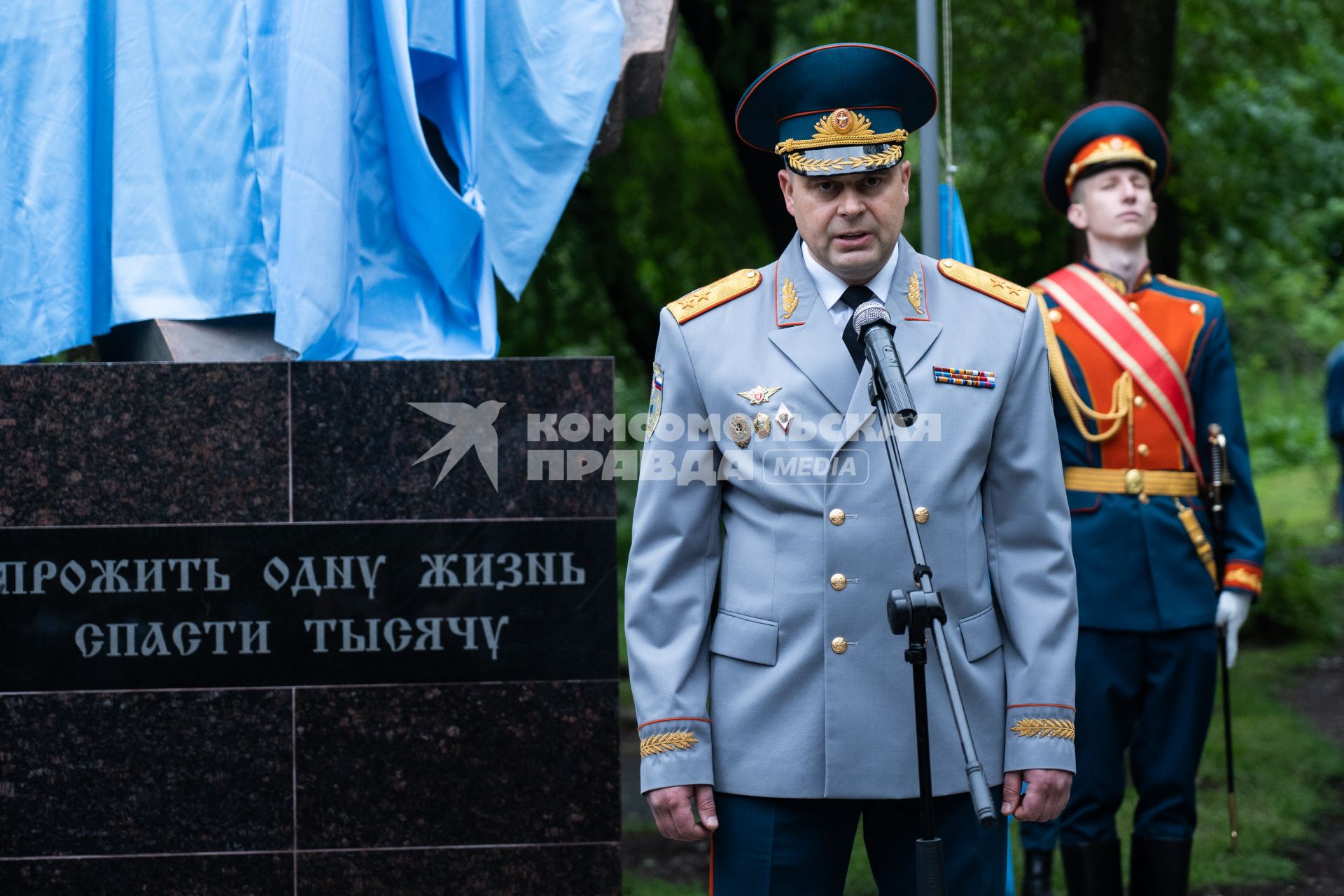 Владивосток. Начальник Главного управления МЧС России по Приморскому краю Роман Чурсин во время торжественного открытия памятника пожарным в сквере `Пожарных и спасателей`.