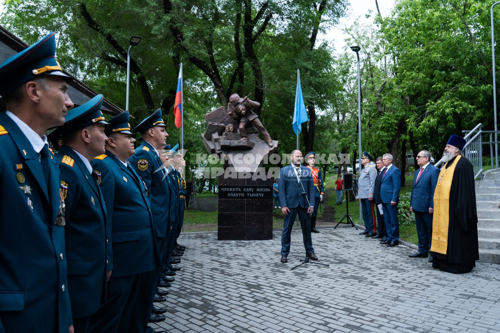 Владивосток. Мэр Владивостока Константин Шестаков (в центре) и протоиерей Игорь Талько (справа) во время торжественного открытия памятника пожарным в сквере `Пожарных и спасателей`.