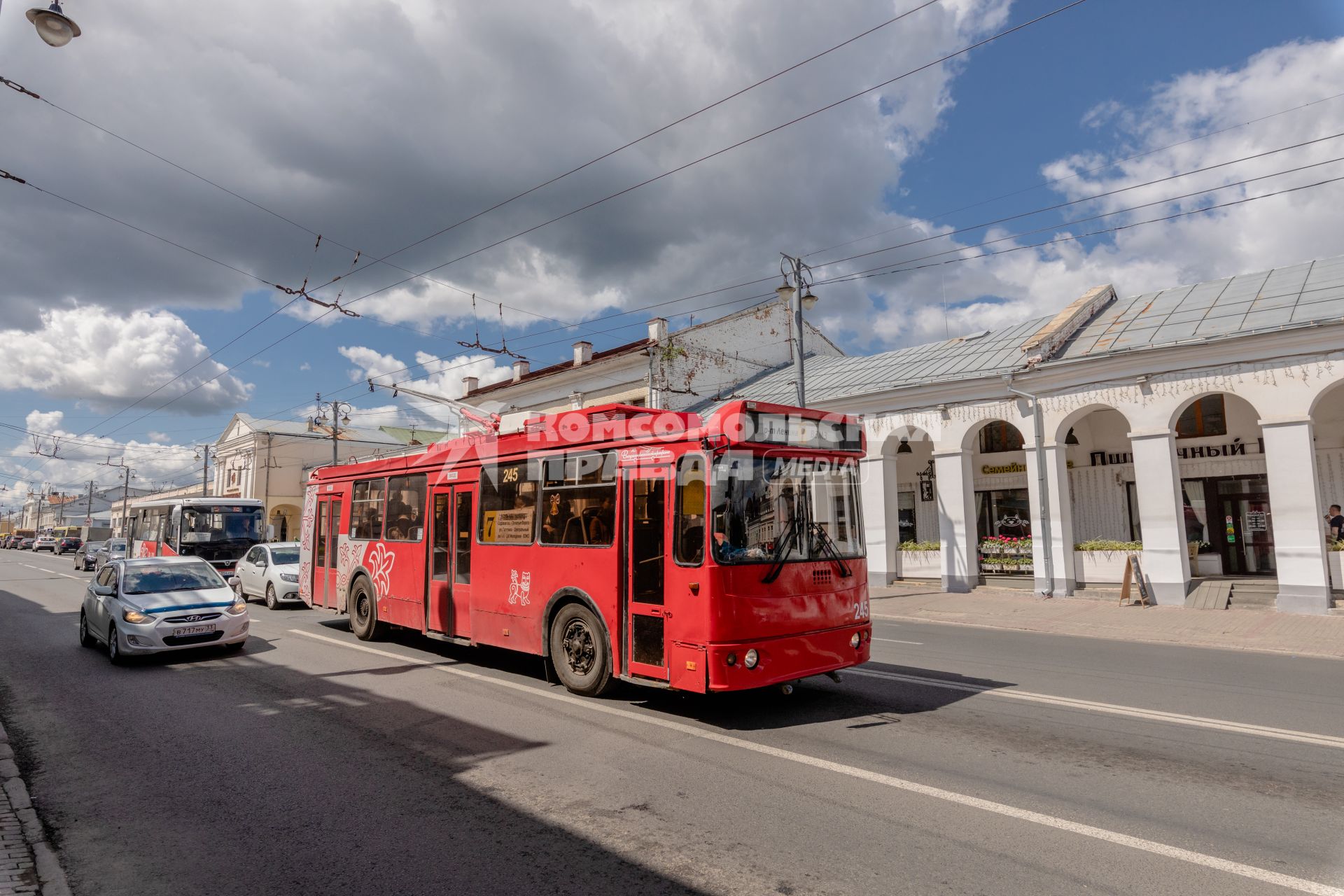 Владимирская область.  Владимир.  Троллейбус на улице города.