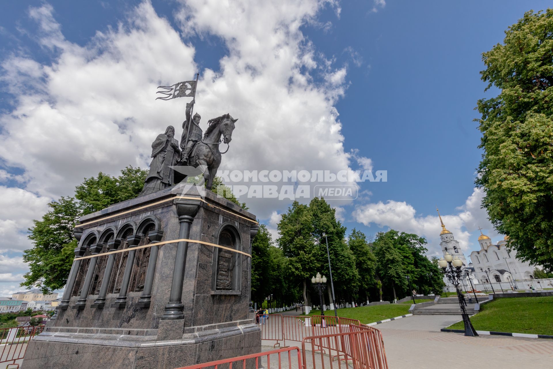 Владимирская область. Владимир. Памятник Владимиру в  парке Пушкина.