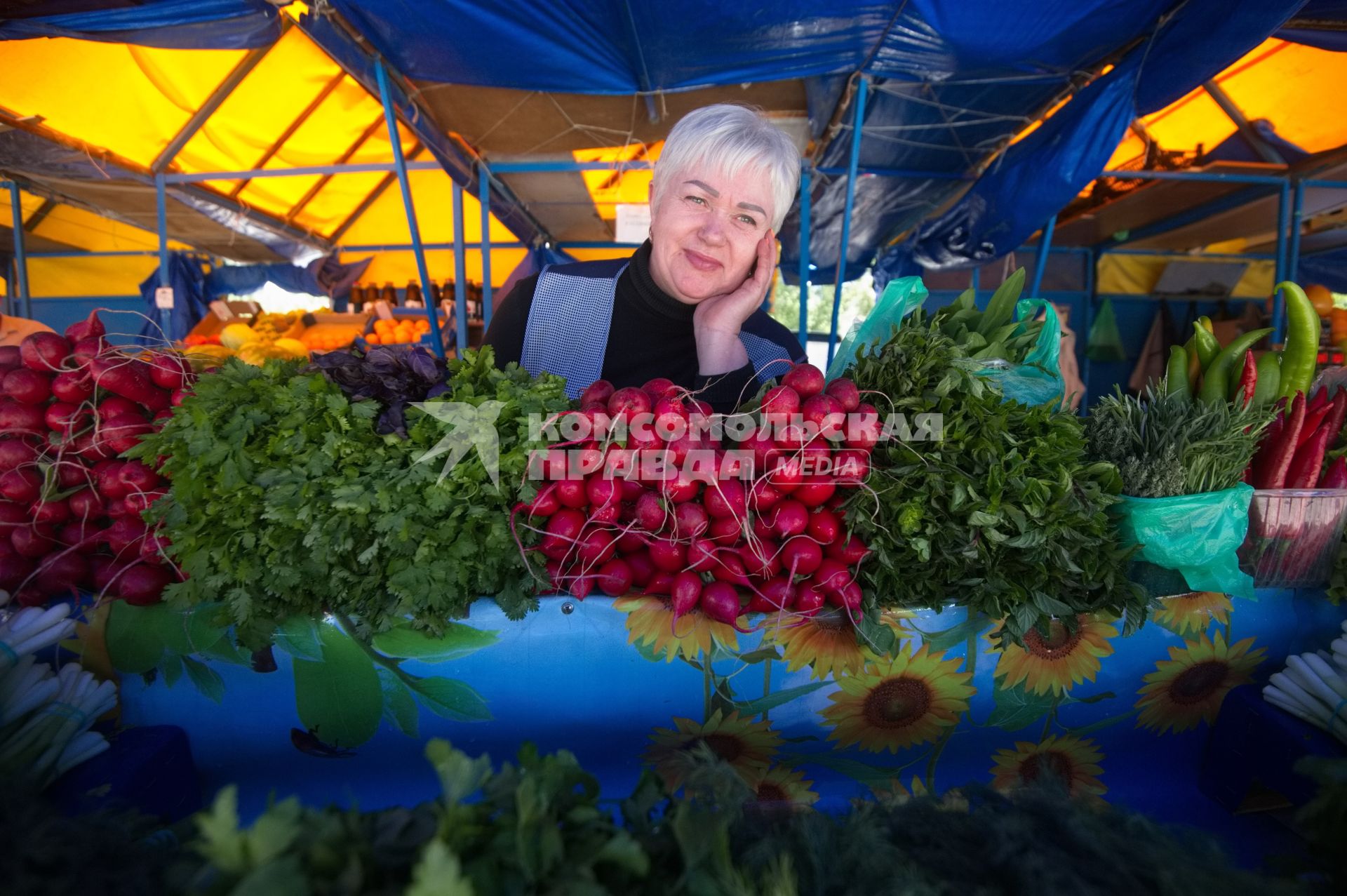 Екатеринбург. Женщина продат зелень на рынке.