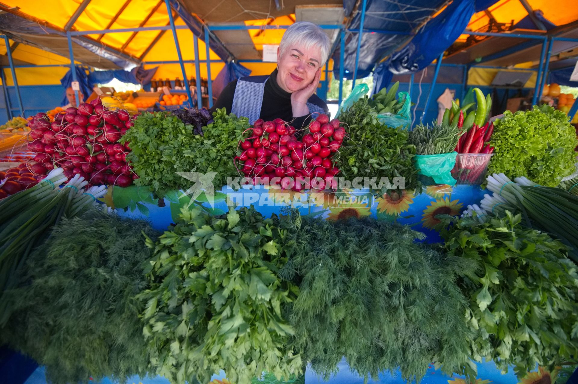 Екатеринбург. Женщина продат зелень на рынке.