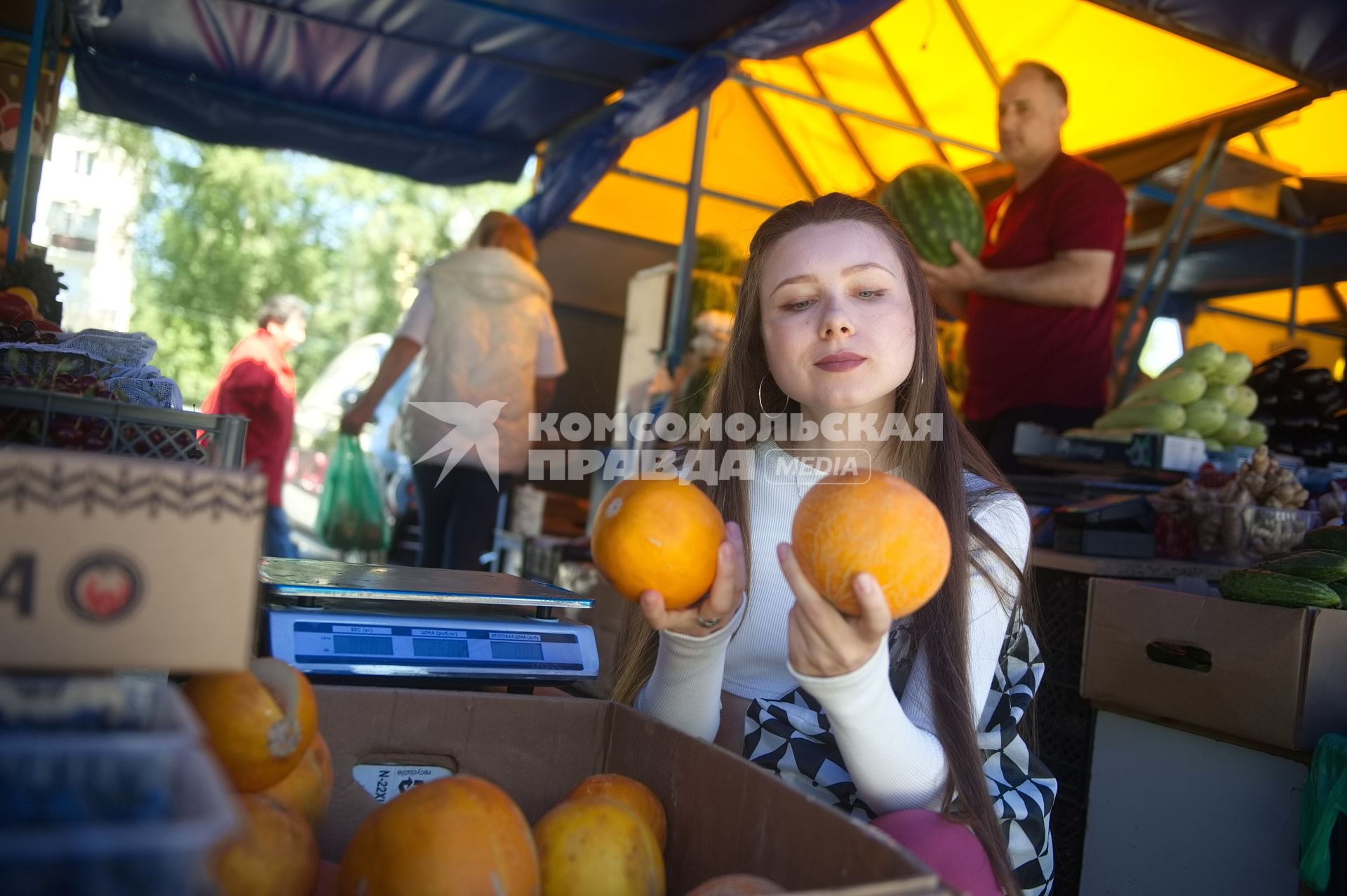 Екатеринбург. Девушка покупаетдыню \'колхозница\' на рынке