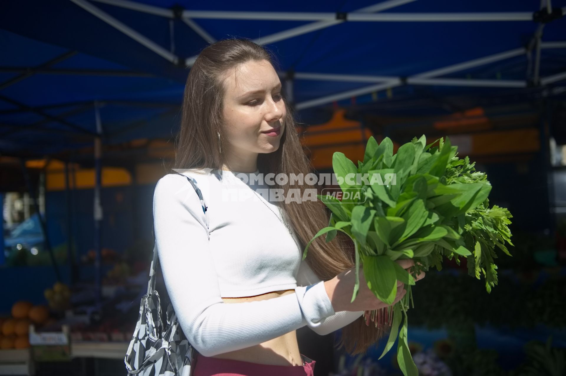 Екатеринбург. Девушка покупает фрукты, овощи и зелень на рынке