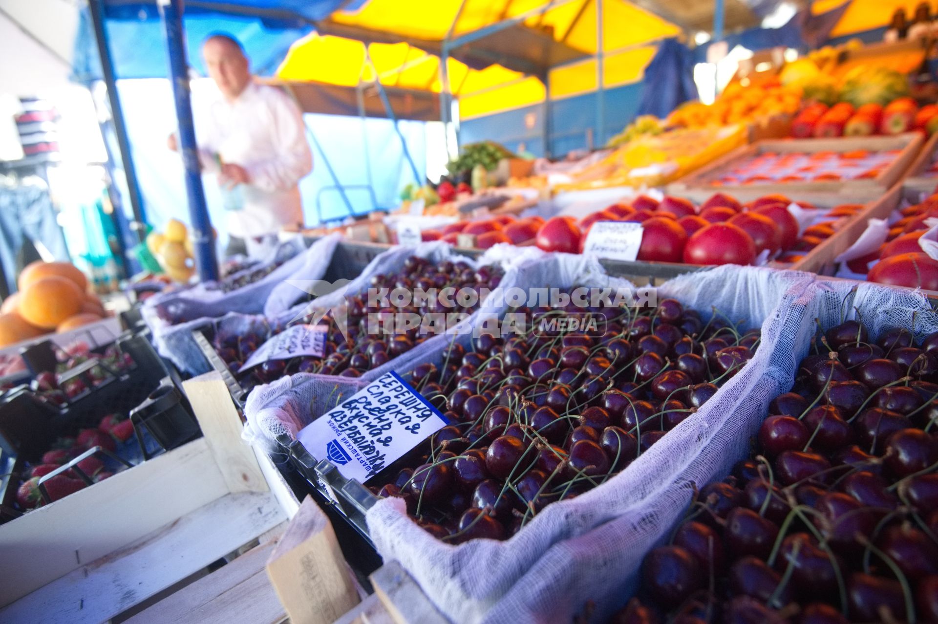 Екатеринбург. Продажа фруктов и ягод на рынке