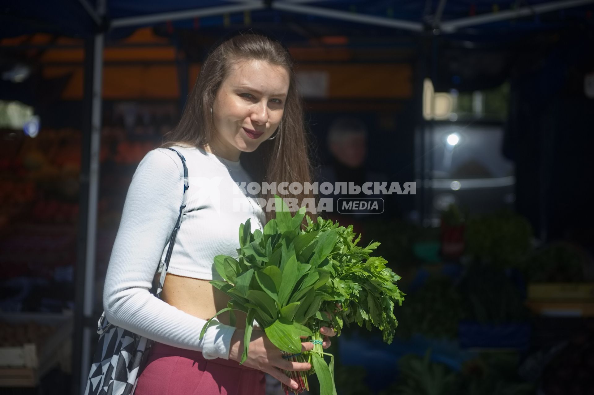 Екатеринбург. Девушка покупает фрукты, овощи и зелень на рынке