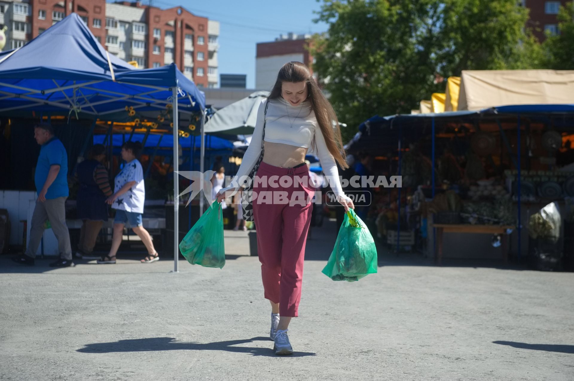 Екатеринбург. Девушка покупает фрукты, овощи и зелень на рынке