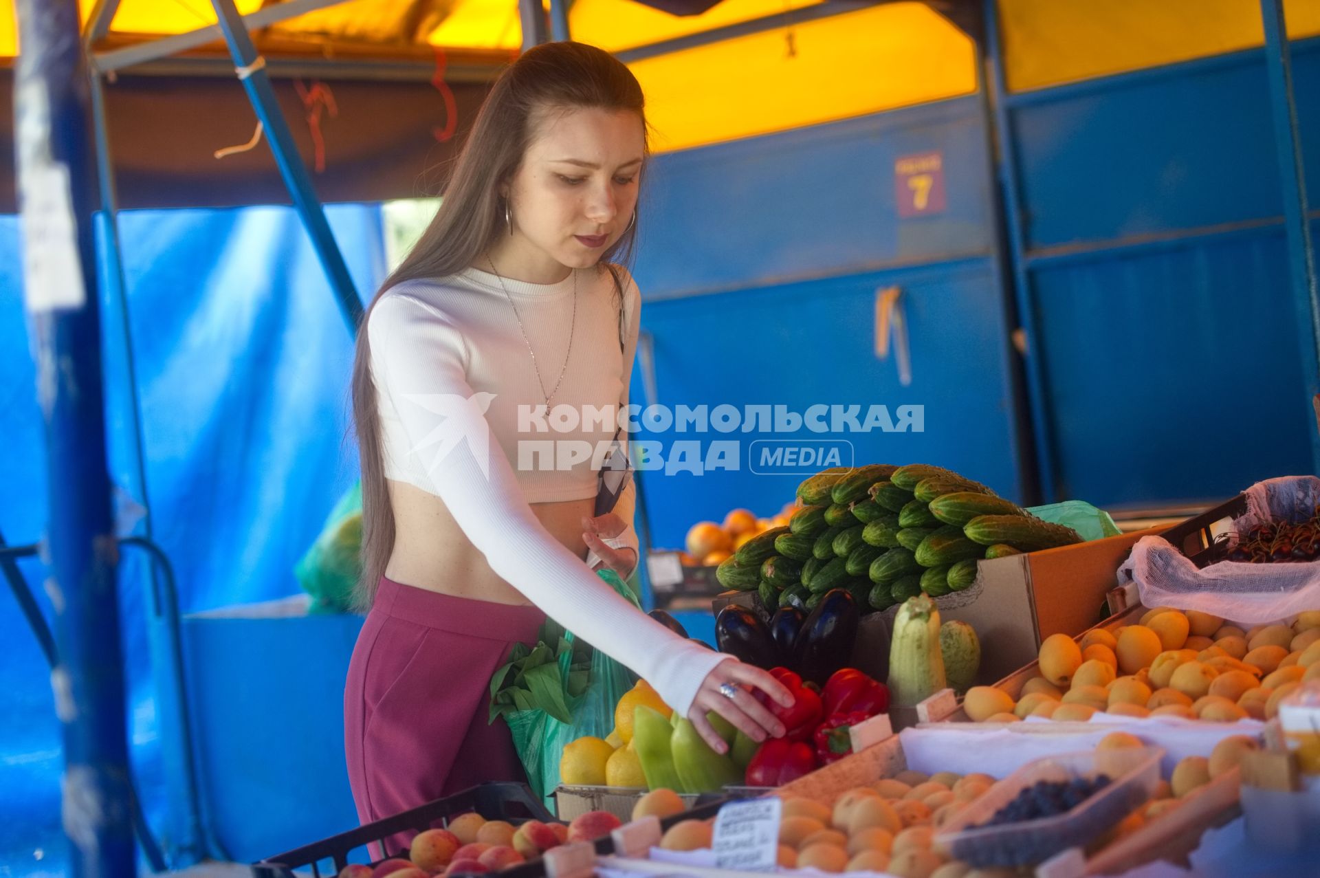 Екатеринбург. Девушка покупает болгарский перец на рынке