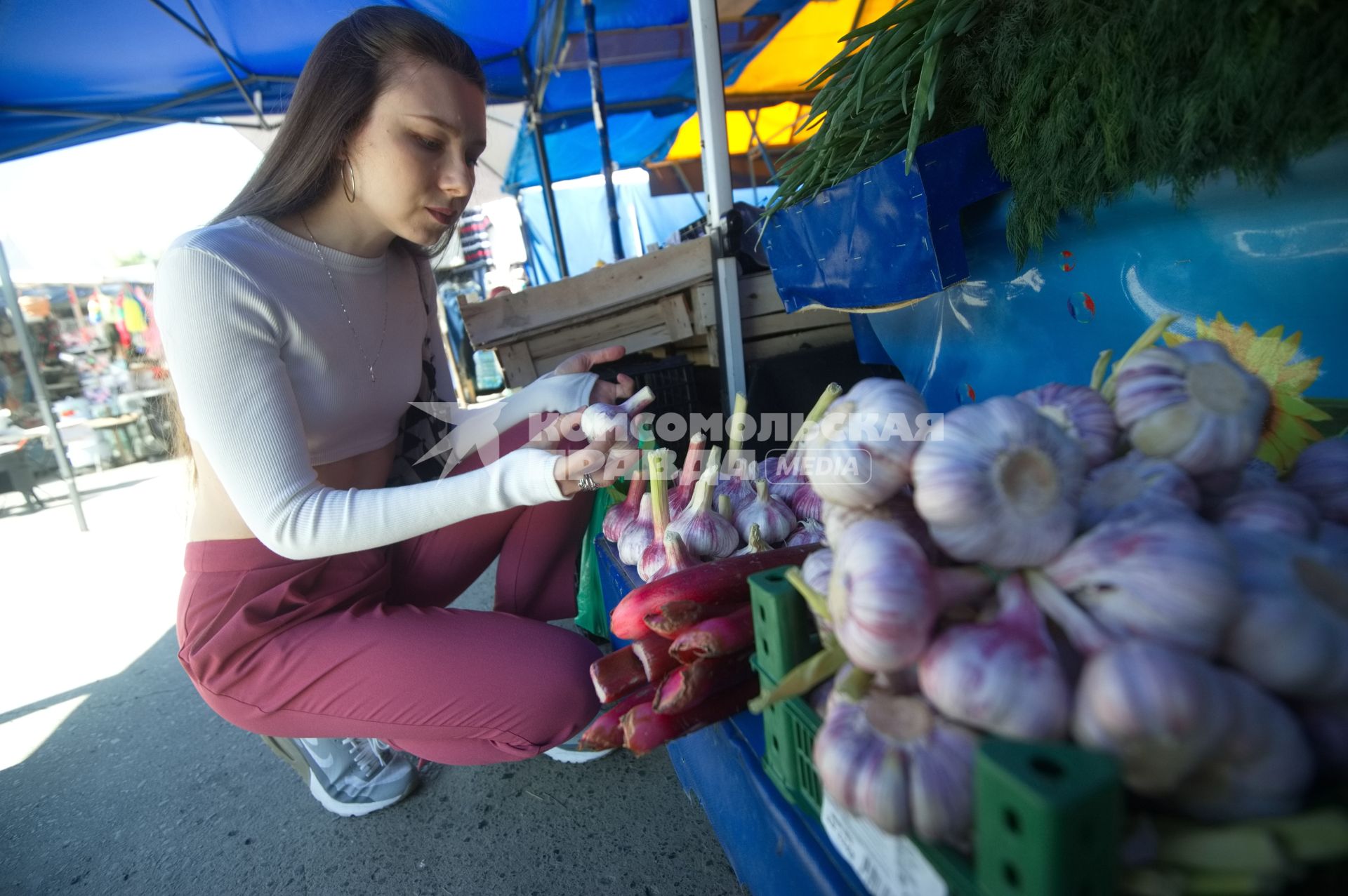 Екатеринбург. Девушка покупает чеснок на рынке