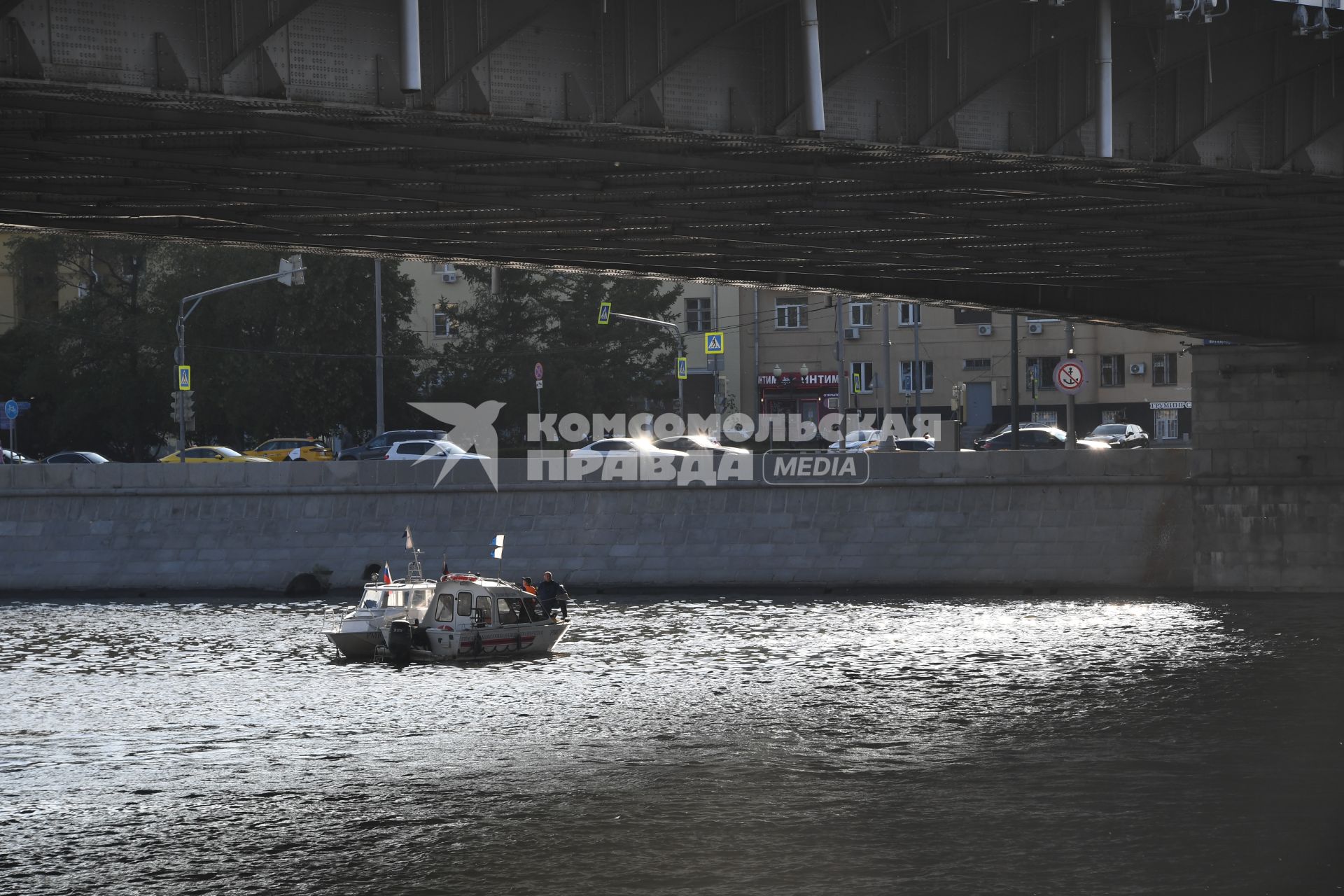 Москва. Катер спасательной службы на Москве-реке.