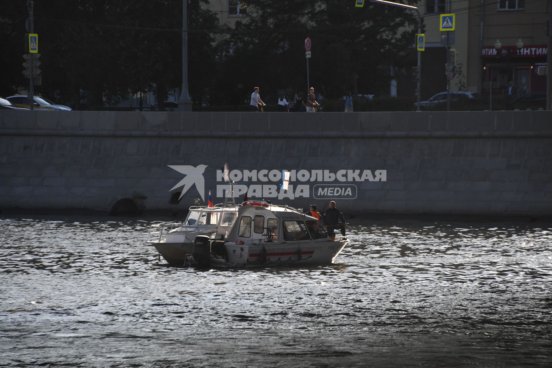 Москва. Катер спасательной службы на Москве-реке.